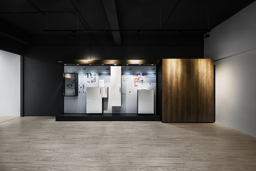 展示空間設計(牆面):木地板與簡潔的白色,配合燈光,打造寬敞卻溫暖的環境。