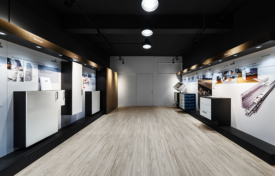 展示空間設計(展開圖):將品牌產品於兩側呈現,中央寬闊的空間便於顧客瀏覽互動。