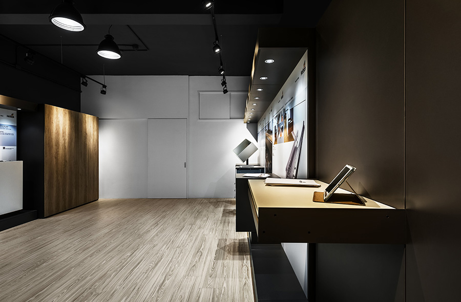 展示空間設計(側拍):木地板與簡潔的白色,配合燈光,打造寬敞卻溫暖的環境。