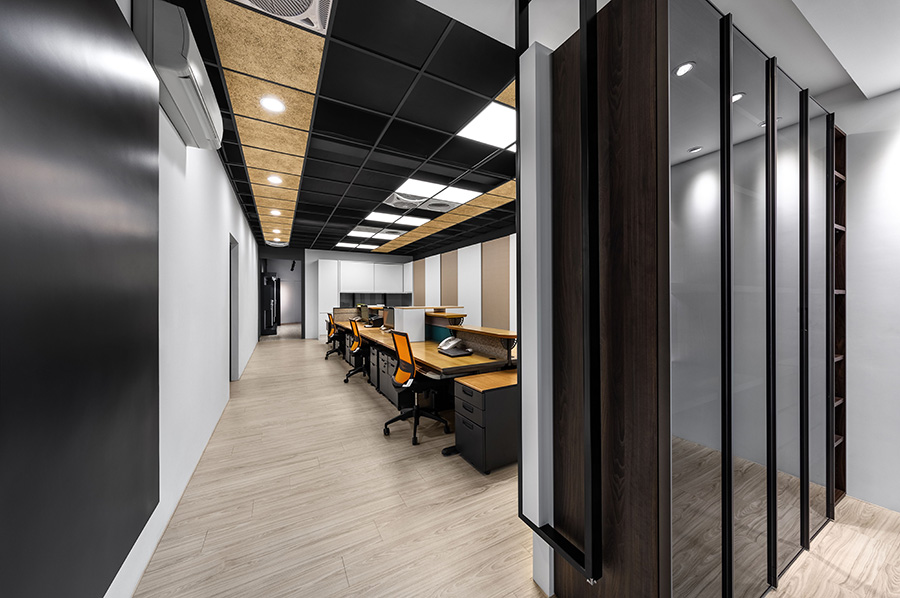 辦公與展示空間區隔:以產品櫃體為隔間牆,在展示的同時也將展示與辦公空間做出區隔。