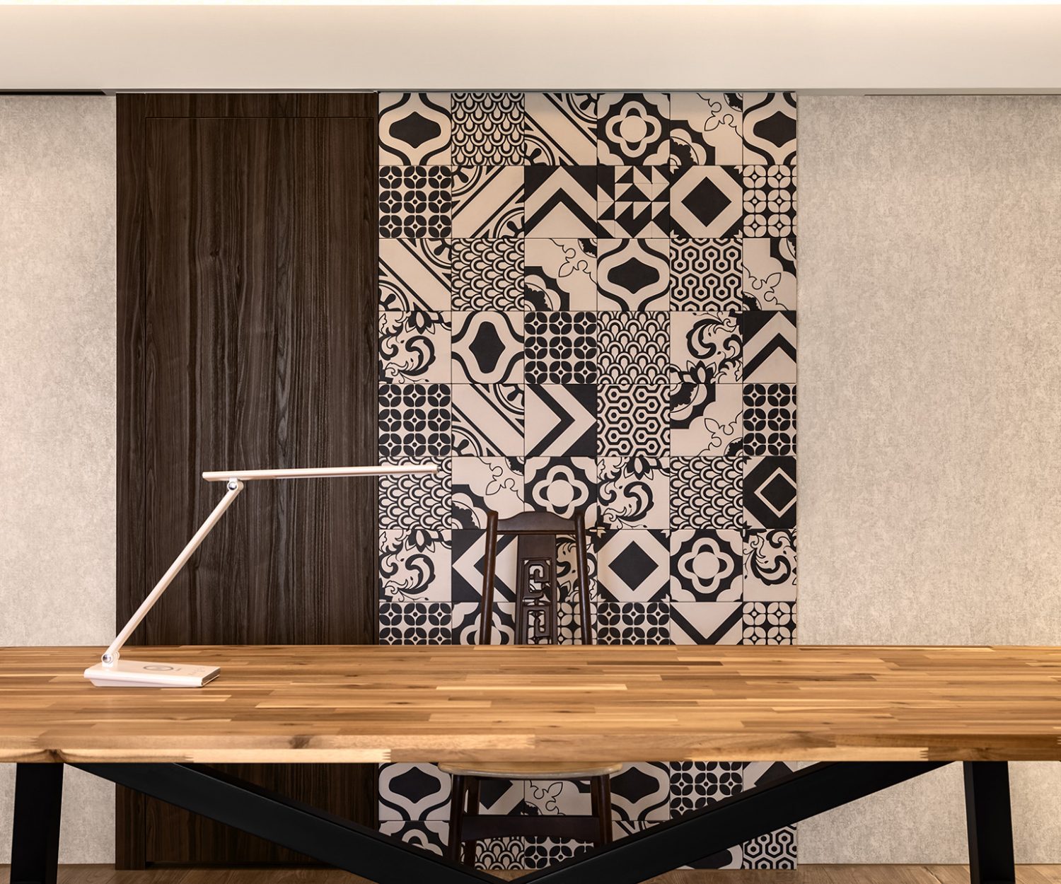 那間豎立在城市裡的 24 小時書店，是來自上海的女主人初次旅行台灣最深刻的場景，輕柔音樂交織在沈穩木質書架間，回過神來，投注在書本世界裡已過了好幾小時，正是這份難忘記憶，讓她一而再、再而三地踏上這座島嶼。

與台灣老公相遇的多年後，兩人計畫著返臺定居，於是找上 天空元素視覺空間設計，重現當年初來乍到的那份感動，以溫暖木料烘托「書店」氛圍，為家人築起一間全年不休的閱讀基地。