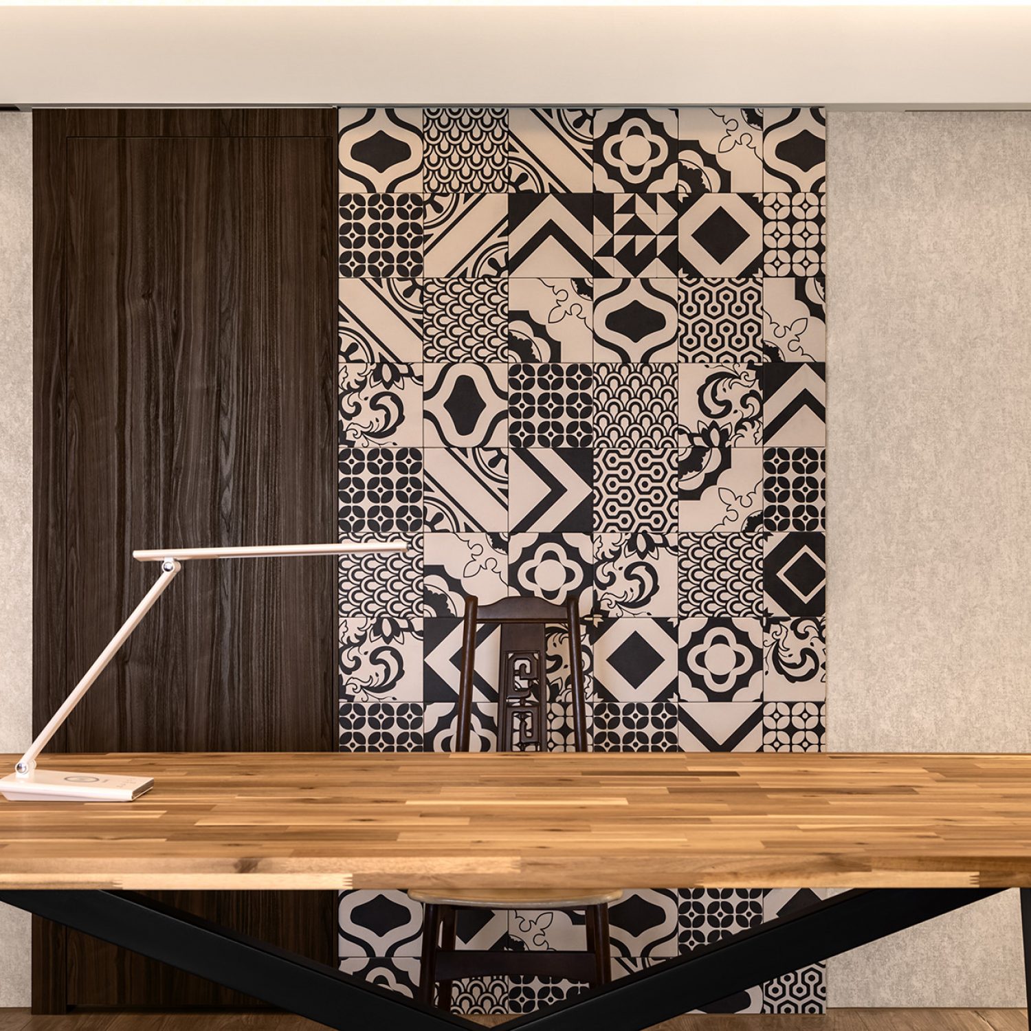 那間豎立在城市裡的 24 小時書店，是來自上海的女主人初次旅行台灣最深刻的場景，輕柔音樂交織在沈穩木質書架間，回過神來，投注在書本世界裡已過了好幾小時，正是這份難忘記憶，讓她一而再、再而三地踏上這座島嶼。

與台灣老公相遇的多年後，兩人計畫著返臺定居，於是找上 天空元素視覺空間設計，重現當年初來乍到的那份感動，以溫暖木料烘托「書店」氛圍，為家人築起一間全年不休的閱讀基地。