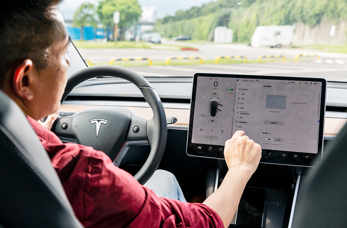 從智能車到智慧住宅:以特斯拉為例,從智能車設計到智慧家庭的設計可能性。