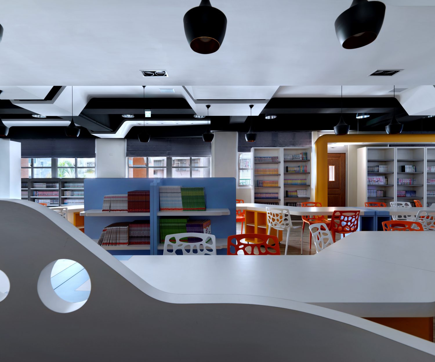 智慧住宅案例：智慧化的圖書館配有充滿活力的桌椅，營造出溫馨而充滿活力的閱讀環境與智慧教學場域。