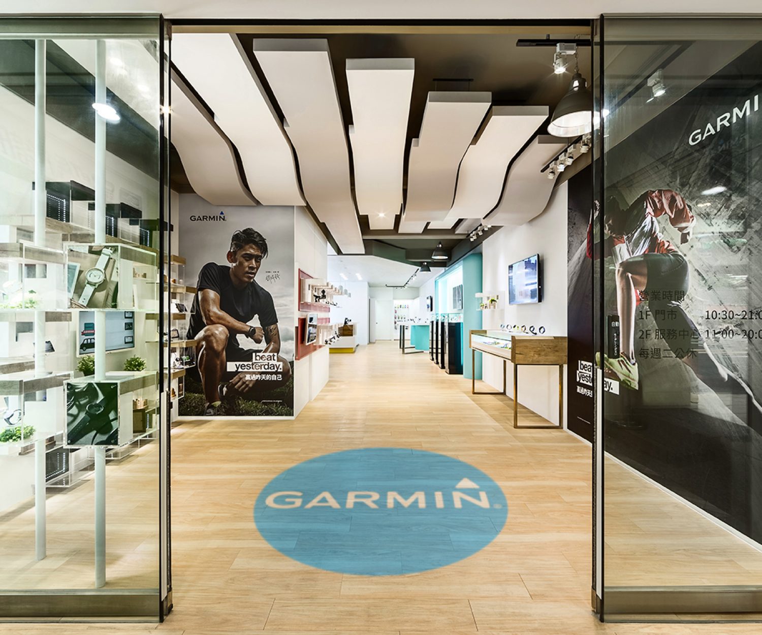 Garmin成立於美國，創始人是台灣人，原本不覺得為什麼需要展示接待中心設計的空間設計規劃的重要性，後來引蘋果接待中心設計為鏡，而身為整合資源最為強大的台灣，Garmin 決定加碼台灣，並把台灣作為世界的中心，靠過往的實力整合，加上台灣後勤資源基礎，再度打造出最強接待中心設計，把空間設計強化的極致，僅僅兩年時間便把岌岌可危的Garmin再度帶回世界中心，成為生活中絕對不會缺席的產品，他們展示接待中心設計如何設計，天空元素說分明。