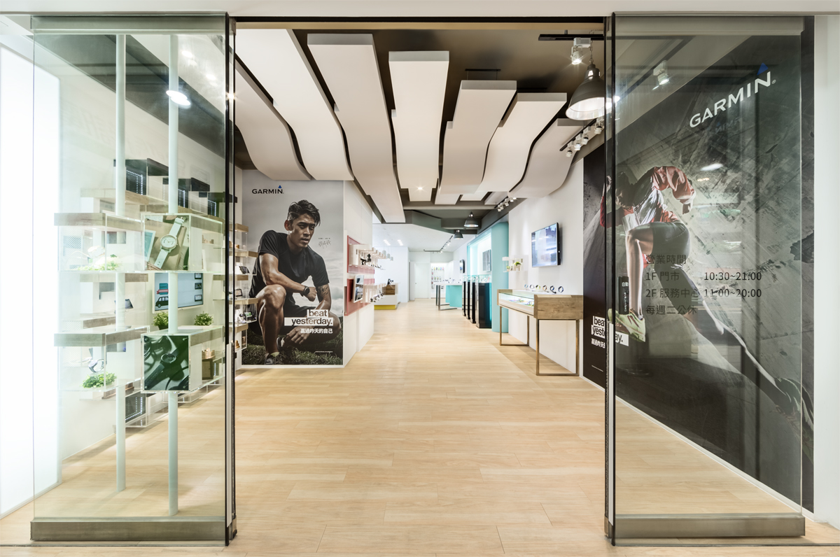 Garmin成立於美國,創始人是台灣人,原本不覺得為什麼需要展示接待中心設計的空間設計規劃的重要性,後來引蘋果接待中心設計為鏡,而身為整合資源最為強大的台灣,Garmin 決定加碼台灣,並把台灣作為世界的中心,靠過往的實力整合,加上台灣後勤資源基礎,再度打造出最強接待中心設計,把空間設計強化的極致,僅僅兩年時間便把岌岌可危的Garmin再度帶回世界中心,成為生活中絕對不會缺席的產品,他們展示接待中心設計如何設計,天空元素說分明。