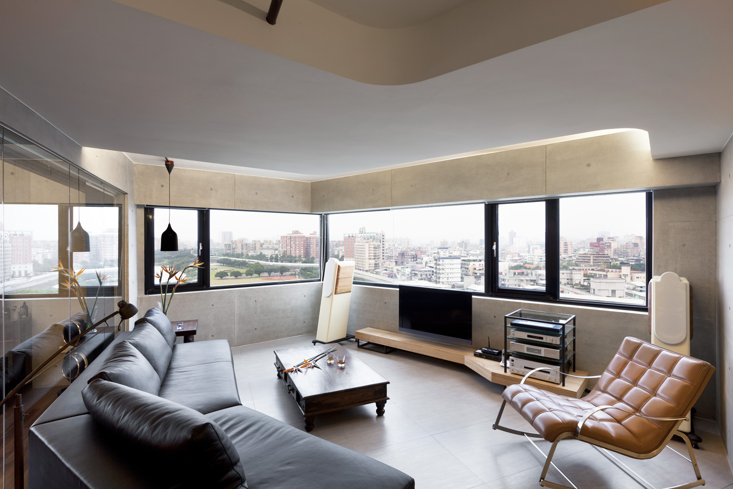 天空元素了解到早年空間設計追求的是一種對於心靈上的渴望與追求,慢慢的轉化成對健康的需求,如何把空間住的安心,在於現今的人工智能下發展出來的智慧住宅,我們需要我們的空間設計要成為一個有腦袋的智慧住宅,將會成為未來的趨勢,我們將如何面對我們的未來生活,都會深深影響我們的生命發展、思考及心靈上的發展,所以空間設計的概念將會擴大到不只是美學這樣的基礎,而是進化到更為深入的理性設計,更可能是理性與感性的提昇