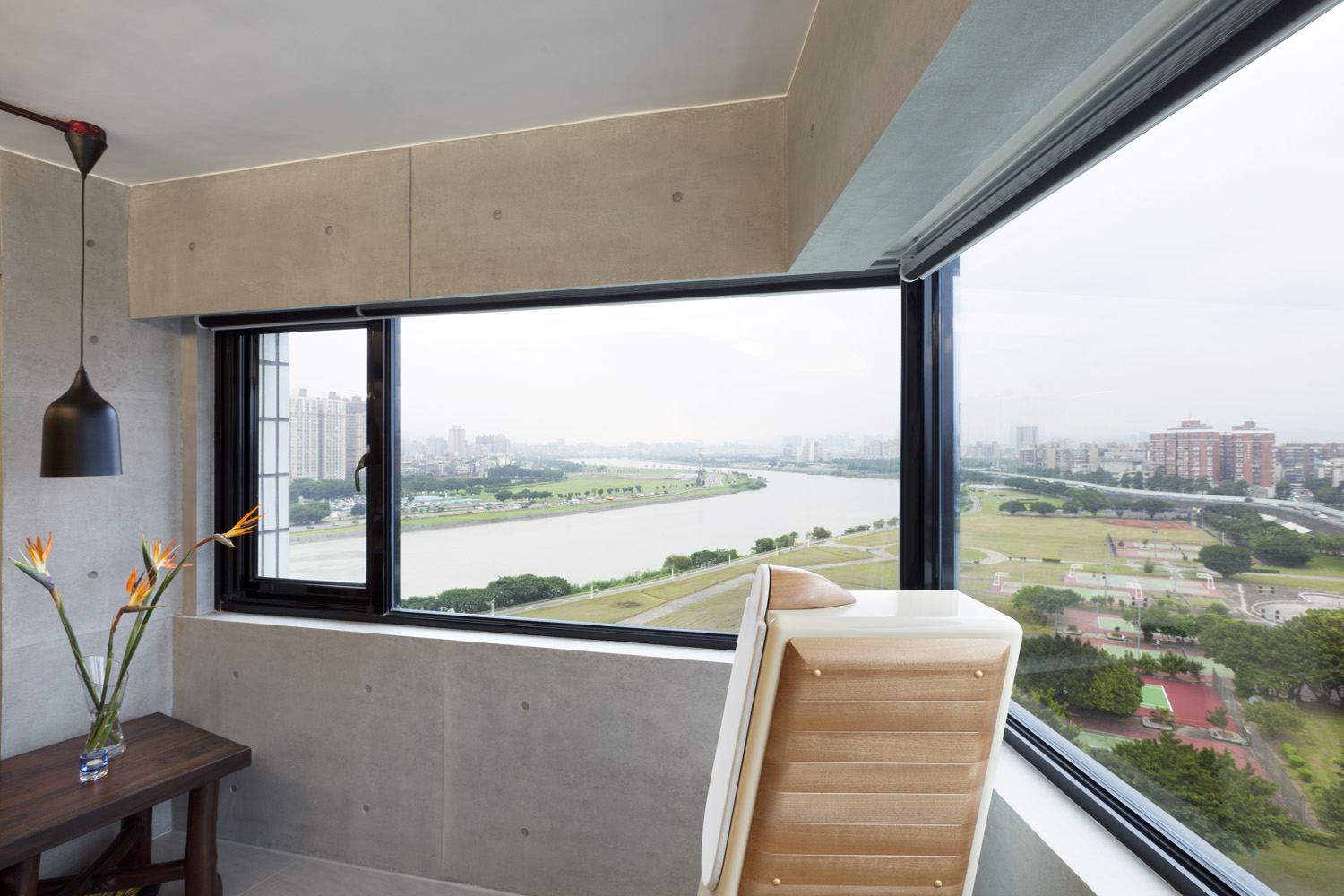 天空元素了解到早年空間設計追求的是一種對於心靈上的渴望與追求,慢慢的轉化成對健康的需求,如何把空間住的安心,在於現今的人工智能下發展出來的智慧住宅,我們需要我們的空間設計要成為一個有腦袋的智慧住宅,將會成為未來的趨勢,我們將如何面對我們的未來生活,都會深深影響我們的生命發展、思考及心靈上的發展,所以空間設計的概念將會擴大到不只是美學這樣的基礎,而是進化到更為深入的理性設計,更可能是理性與感性的提昇