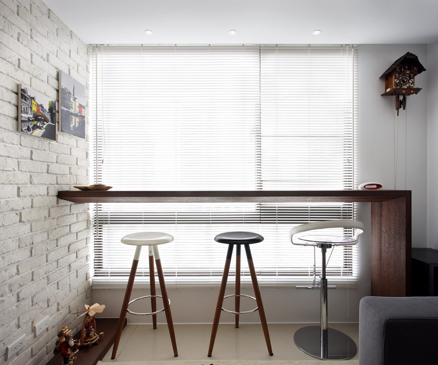 天空元素的小宅空間設計，這是2014年來自新北的小宅室內設計作品，我們如何請室內設計師規劃空間，都會在這個章節裡告訴大家一些小技巧，讓大家在尋找室內設計師開始就不踩雷的幾個重點，如何找到對的室內設計公司，這是一個很重要的功課，如果我們都能熟記這些要領，我們在尋找室內設計公司就不會踩雷，就讓天空元素視覺空間設計來告訴大家一些絕對不會踩雷，且能找到負責又不會漫天叫價的室內設計公司，且能在後續品質保固有保障。