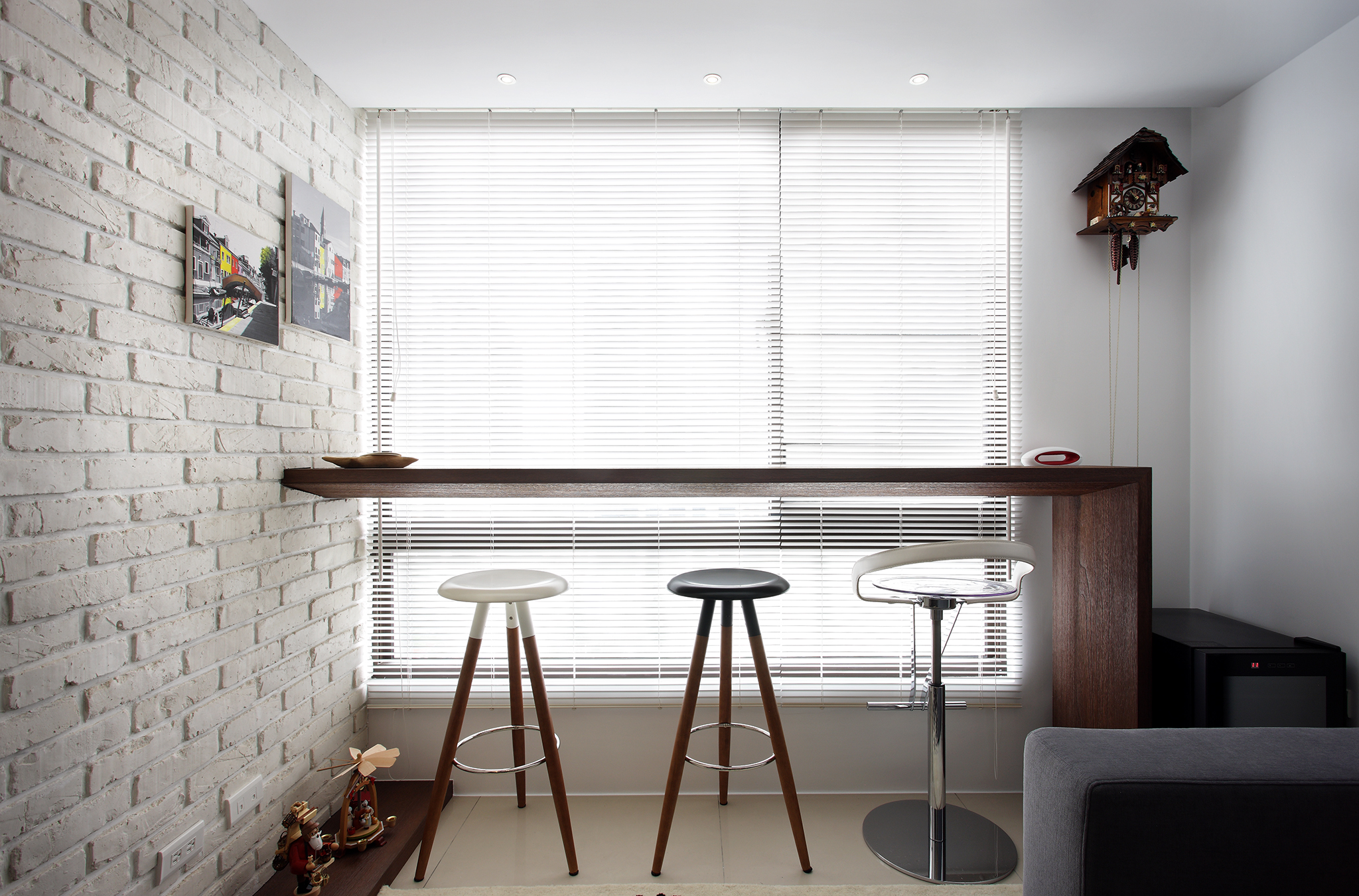 天空元素的小宅空間設計，這是2014年來自新北的小宅室內設計作品，我們如何請室內設計師規劃空間，都會在這個章節裡告訴大家一些小技巧，讓大家在尋找室內設計師開始就不踩雷的幾個重點，如何找到對的室內設計公司，這是一個很重要的功課，如果我們都能熟記這些要領，我們在尋找室內設計公司就不會踩雷，就讓天空元素視覺空間設計來告訴大家一些絕對不會踩雷，且能找到負責又不會漫天叫價的室內設計公司，且能在後續品質保固有保障。