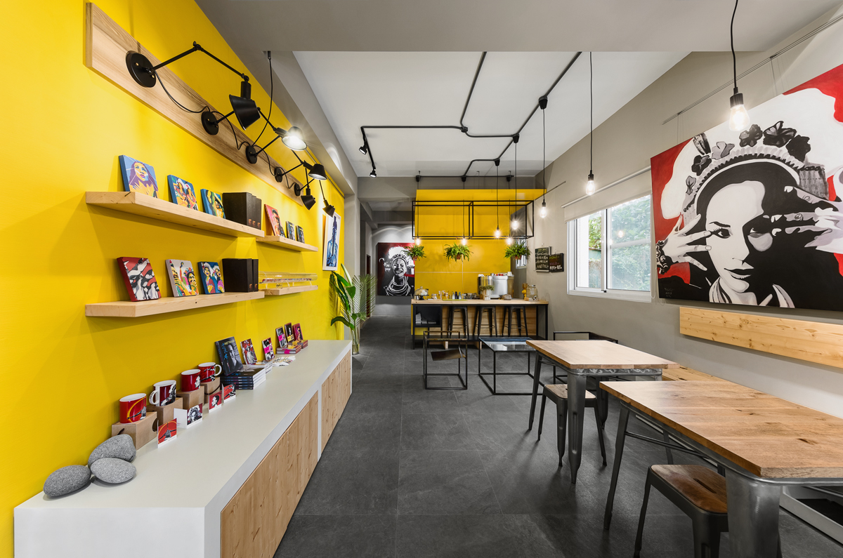 由入口對內拍攝的店內空間：木質面板配合黑色框體的桌椅，為顧客營造出溫馨宜人的氛圍。