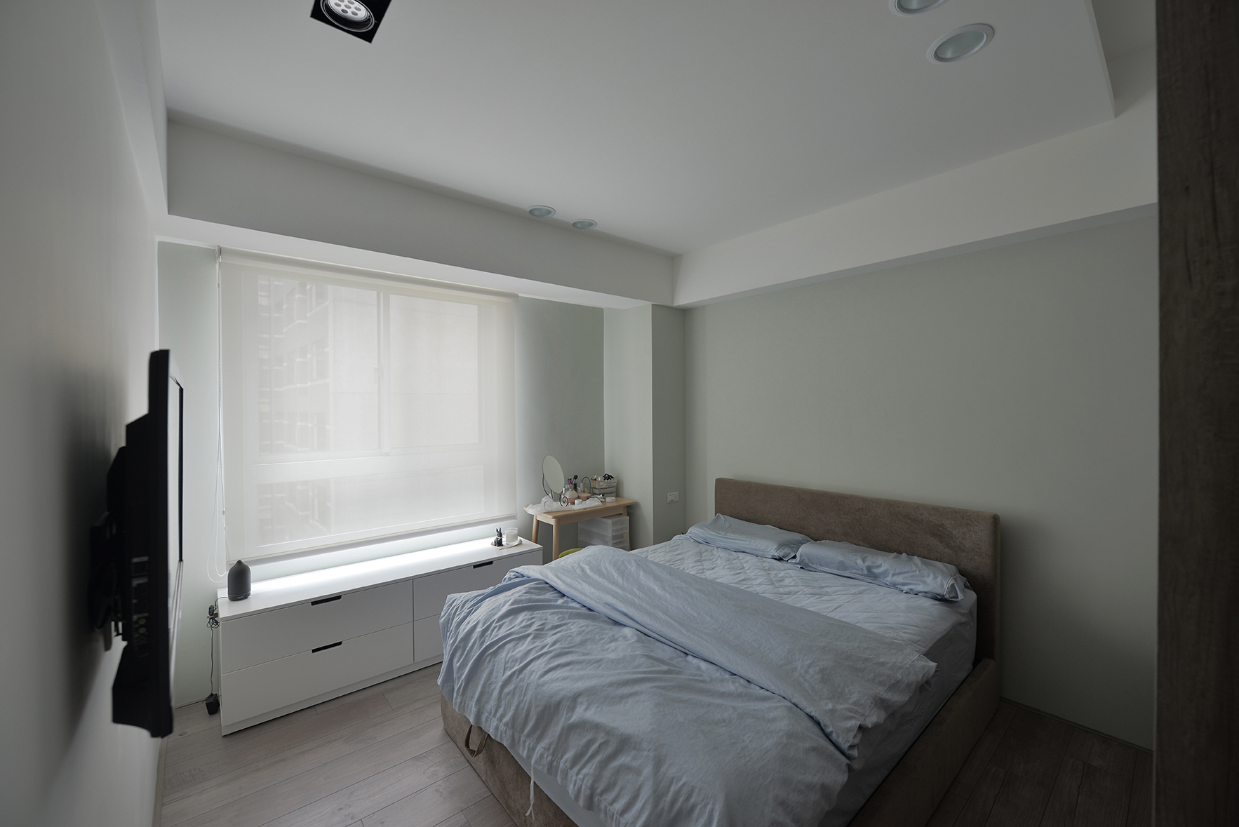 新成屋空間設計，三房二廳新成屋室內設計：簡單素雅的臥室室內設計風格，在坪數受限下提升使用者的舒適度。