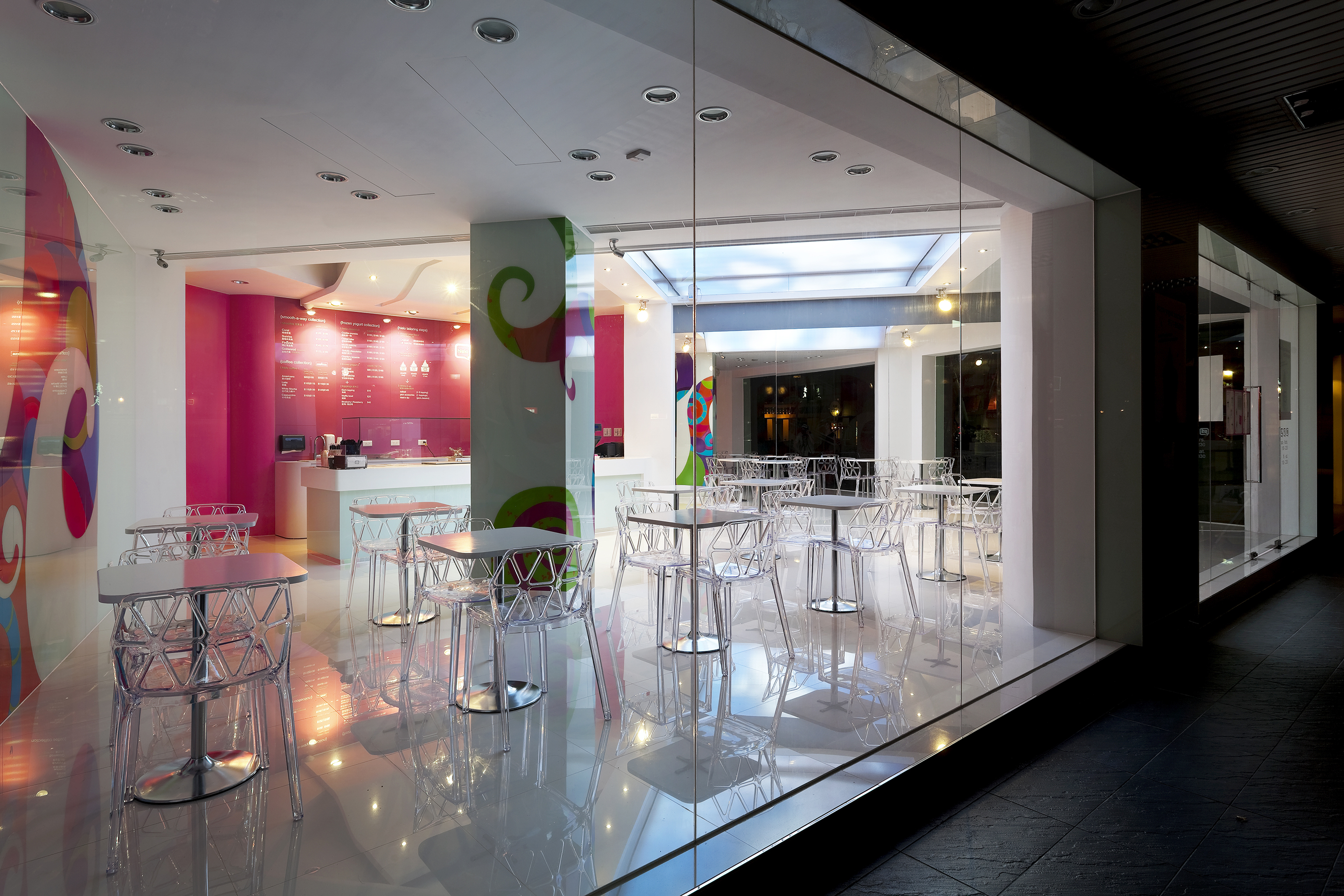 店面設計風格是商業空間的亮點，一定要具有足以吸引人們視覺目光的特色。以優格專賣店為例，天空元素運用LED光板組成天花板，並串聯網路及數位，隨新品上市或品牌活動時播放宣傳影像，店面櫃檯以倒V形斜角設計為概念，不照刻板規矩走的調性呼應品牌創新，不方正格局讓店面裝潢風格更有獨特性。店內牆面帶有韻律感的彩色圖騰，LED天花板的影像變化讓空間彷彿是一個超現實奇幻盒子，不管你什麼時候來，都能在店裡發現不一樣的新鮮感。