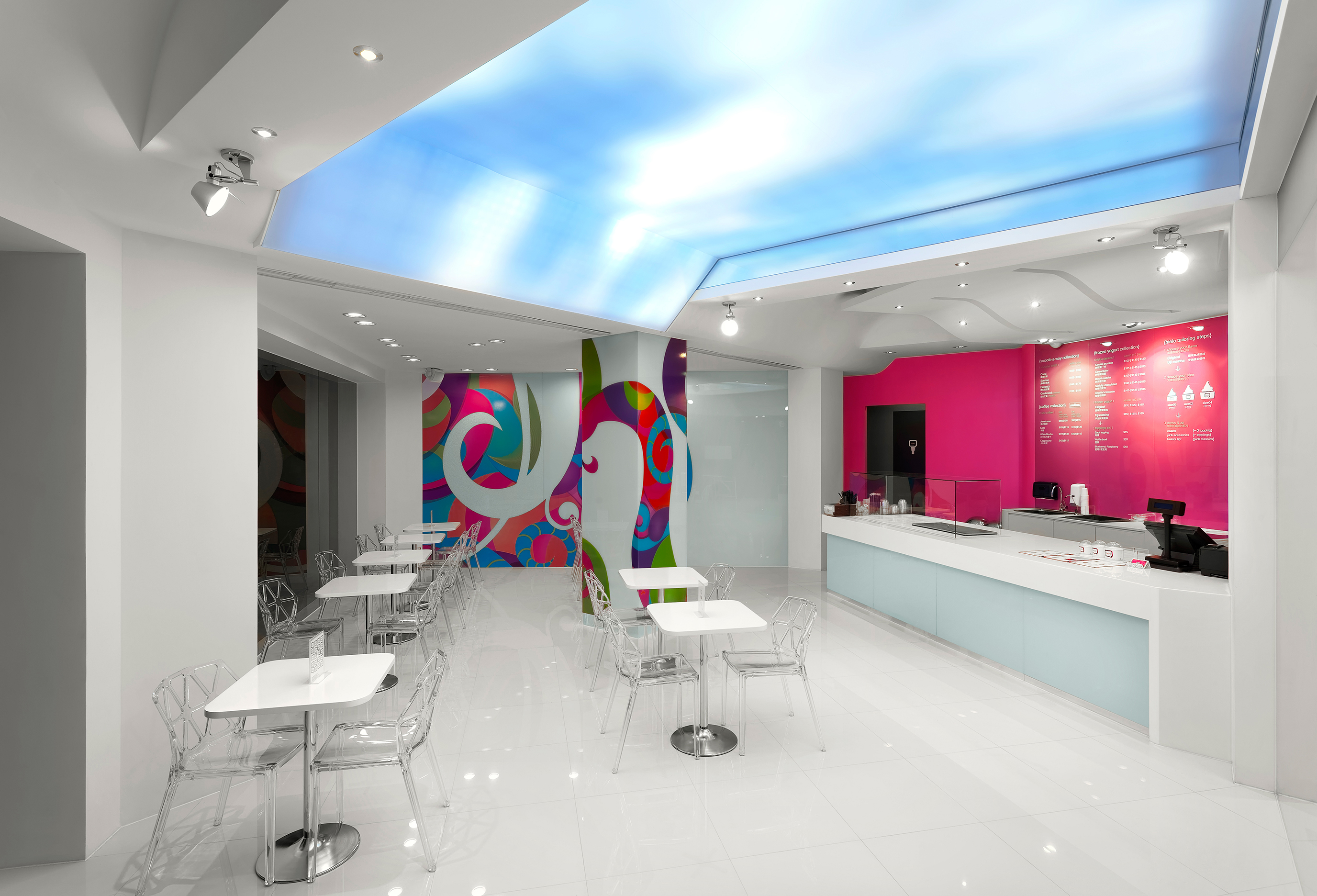 店面設計風格是商業空間的亮點，一定要具有足以吸引人們視覺目光的特色。以優格專賣店為例，天空元素運用LED光板組成天花板，並串聯網路及數位，隨新品上市或品牌活動時播放宣傳影像，店面櫃檯以倒V形斜角設計為概念，不照刻板規矩走的調性呼應品牌創新，不方正格局讓店面裝潢風格更有獨特性。店內牆面帶有韻律感的彩色圖騰，LED天花板的影像變化讓空間彷彿是一個超現實奇幻盒子，不管你什麼時候來，都能在店裡發現不一樣的新鮮感。