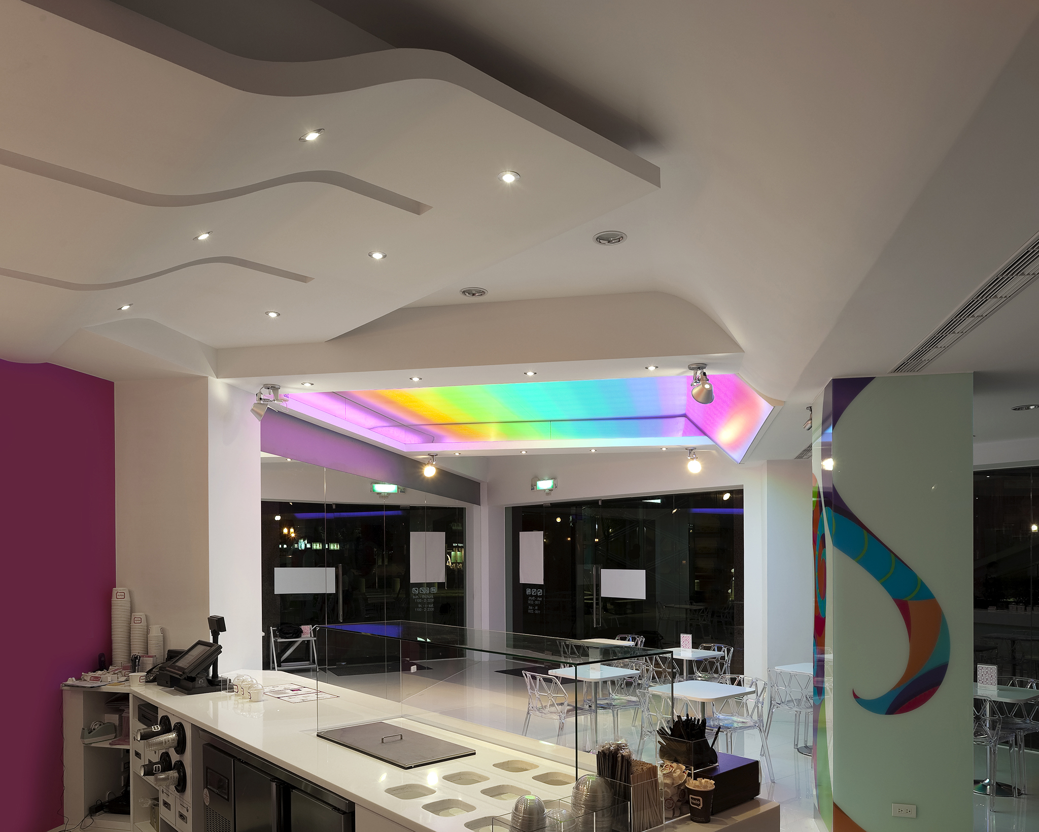 店面設計風格是商業空間的亮點，一定要具有足以吸引人們視覺目光的特色。以優格專賣店為例，天空元素運用LED光板組成天花板，並串聯網路及數位，隨新品上市或品牌活動時播放宣傳影像，店面櫃檯以倒V形斜角設計為概念，不照刻板規矩走的調性呼應品牌創新，不方正格局讓店面裝潢風格更有獨特性。店內牆面帶有韻律感的彩色圖騰，LED天花板的影像變化讓空間彷彿是一個超現實奇幻盒子，不管你什麼時候來，都能在店裡發現不一樣的新鮮感。