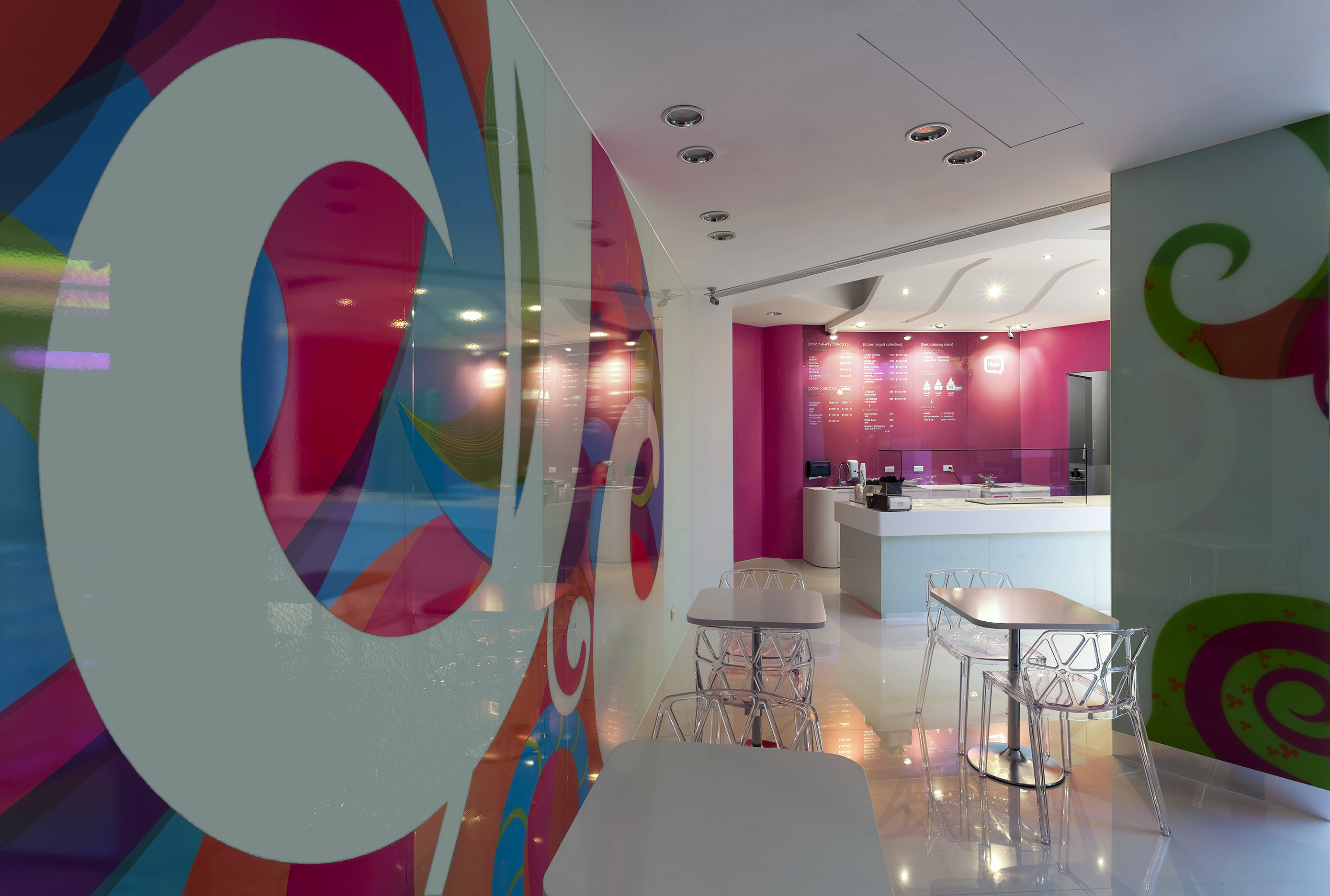 店面設計風格是商業空間的亮點，一定要具有足以吸引人們視覺目光的特色。以優格專賣店為例，天空元素運用LED光板組成天花板，並串聯網路及數位，隨新品上市或品牌活動時播放宣傳影像，店面櫃檯以倒V形斜角設計為概念，不照刻板規矩走的調性呼應品牌創新，不方正格局讓店面裝潢風格更有獨特性。店內牆面帶有韻律感的彩色圖騰，LED天花板的影像變化讓空間彷彿是一個超現實奇幻盒子，不管你什麼時候來，都能在店裡發現不一樣的新鮮感。