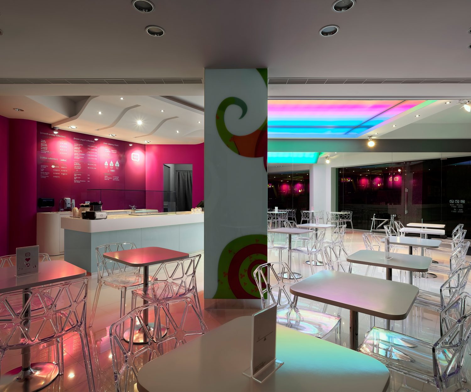 店面設計風格是商業空間的亮點，一定要具有足以吸引人們視覺目光的特色。以優格專賣店為例，天空元素運用LED光板組成天花板，並串聯網路及數位，隨新品上市或品牌活動時播放宣傳影像，店面櫃檯以倒V形斜角設計為概念，不照刻板規矩走的調性呼應品牌創新，不方正格局讓店面裝潢風格更有獨特性。店內牆面帶有韻律感的彩色圖騰，LED天花板的影像變化讓空間彷彿是一個超現實奇幻盒子，不管你什麼時候來，都能在店裡發現不一樣的新鮮感。