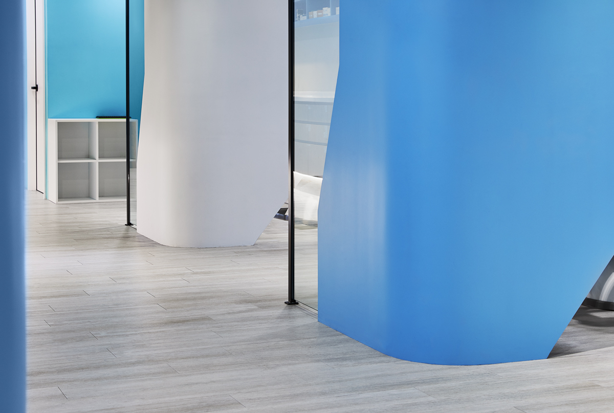 牙醫診所設計規劃(診間隔間):曲面的使用將太空科技風帶入溫度,配合品派搭配色調的應用,呈現專業卻不失溫度的氛圍。