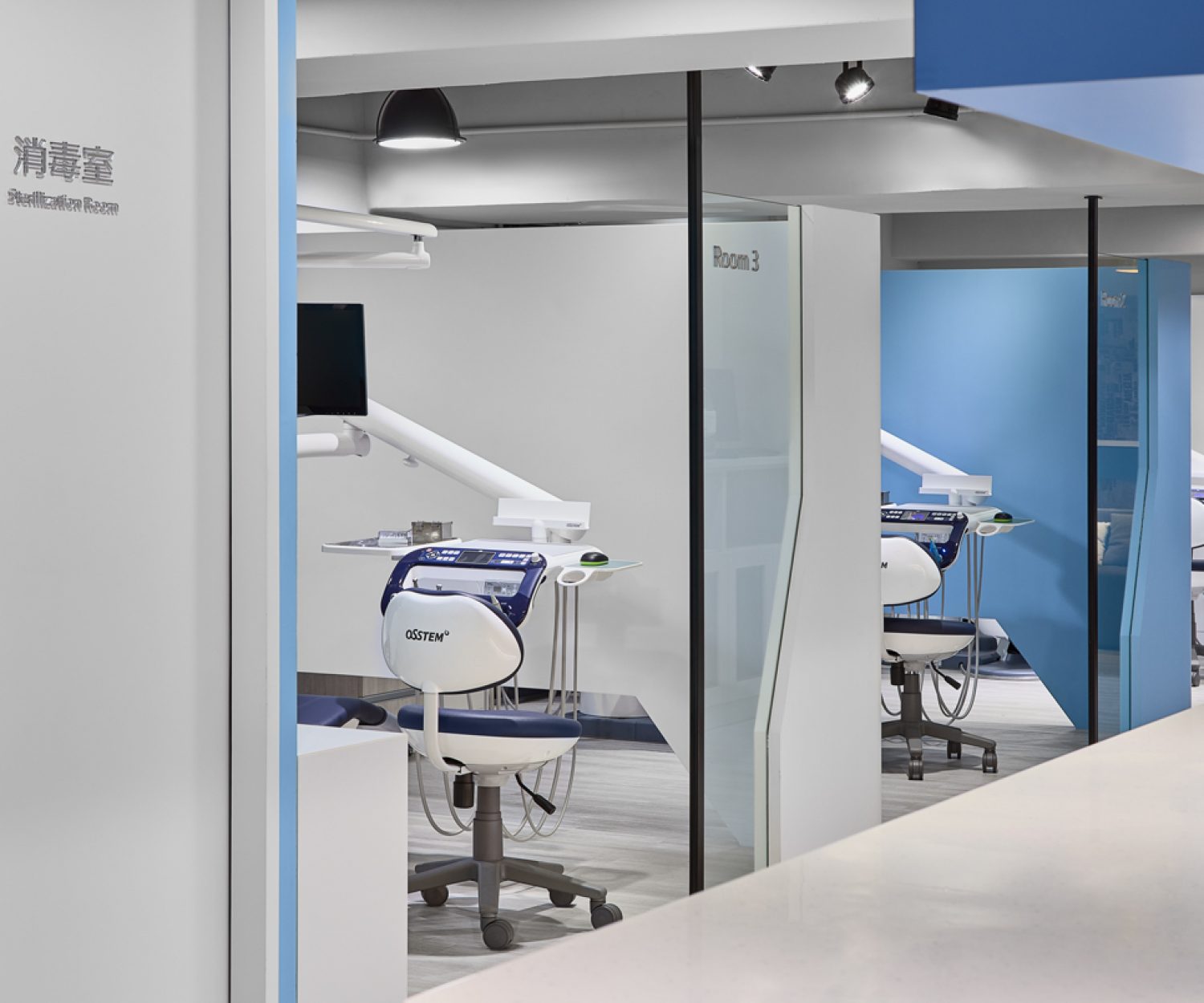 牙醫診所設計規劃(診間設計規劃)：現代科技風的診間的空間規劃與設計，反映服務的專業感。