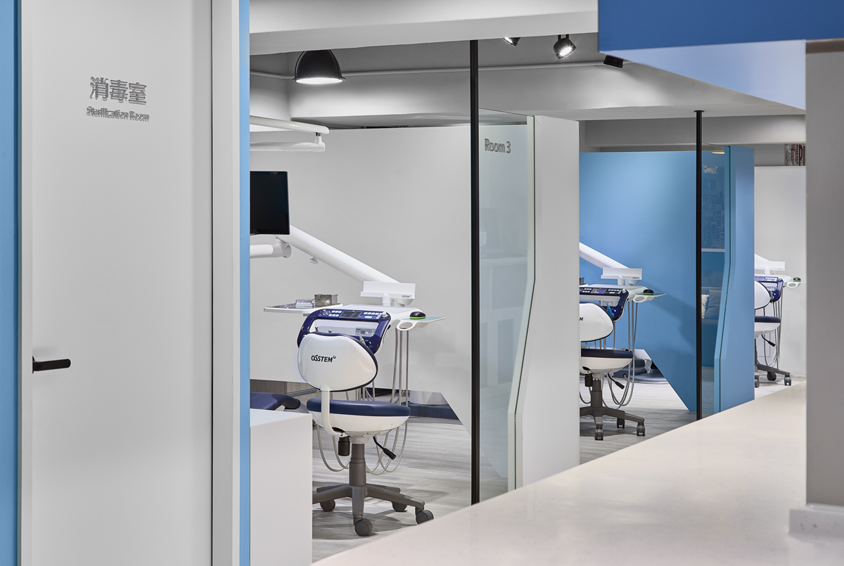 牙醫診所設計規劃(診間設計規劃):現代科技風的診間的空間規劃與設計,反映服務的專業感。