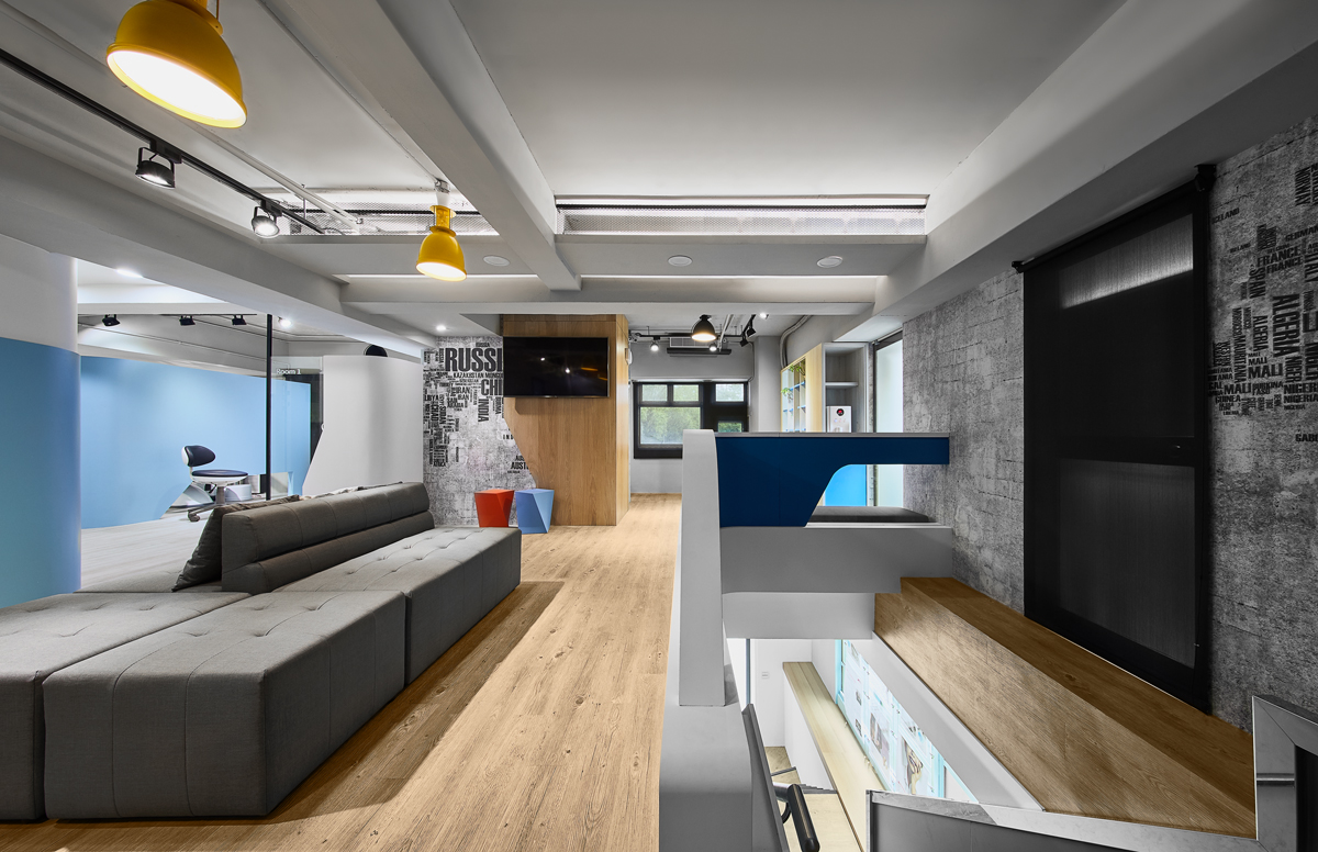 牙醫診所設計規劃(等待區):工業風的基調配合著柔和溫暖的光源及溫馨有特色的陳設物,提供看診者安定的空間。