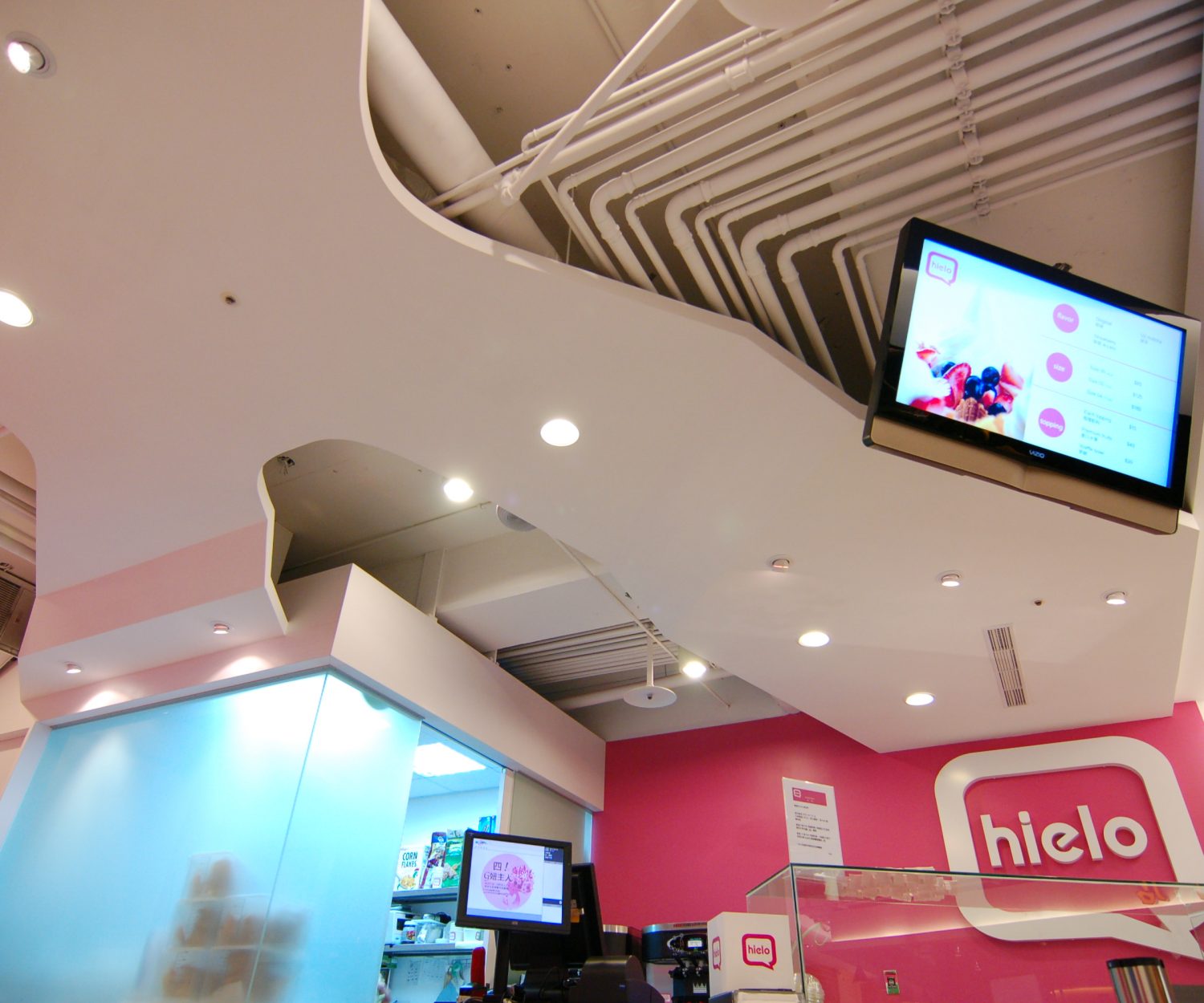 飲料店裝潢色系選擇：從 hielo 板高店說起