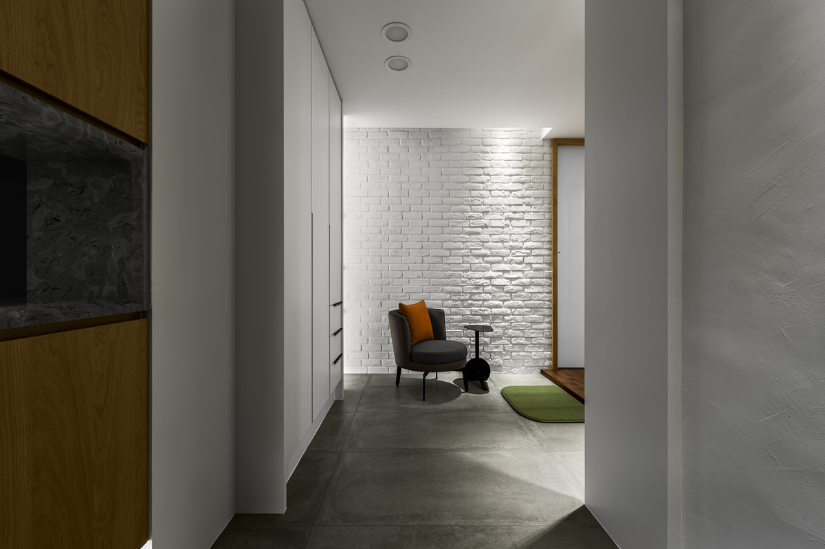 三房兩廳是大多數人能負擔得起的空間規格，透過空間設計整體規劃，採用低彩度的黑、白、灰色系做為空間色彩主調，展現不退流行的Chic Style。在色系選擇上，以具有放大空間效果的白色為主色調，在低彩度中融入溫潤自然木質元素，帶有溫度原木色從公共區域延伸至各房間，為空間注入原木色暖意。我們也善用線條的變化從電視牆到架高地坪切角，讓空間設計更饒富趣味，即便是位在房子中央，也能透過空間設計變得可開放可隱密，兼具多功能性。