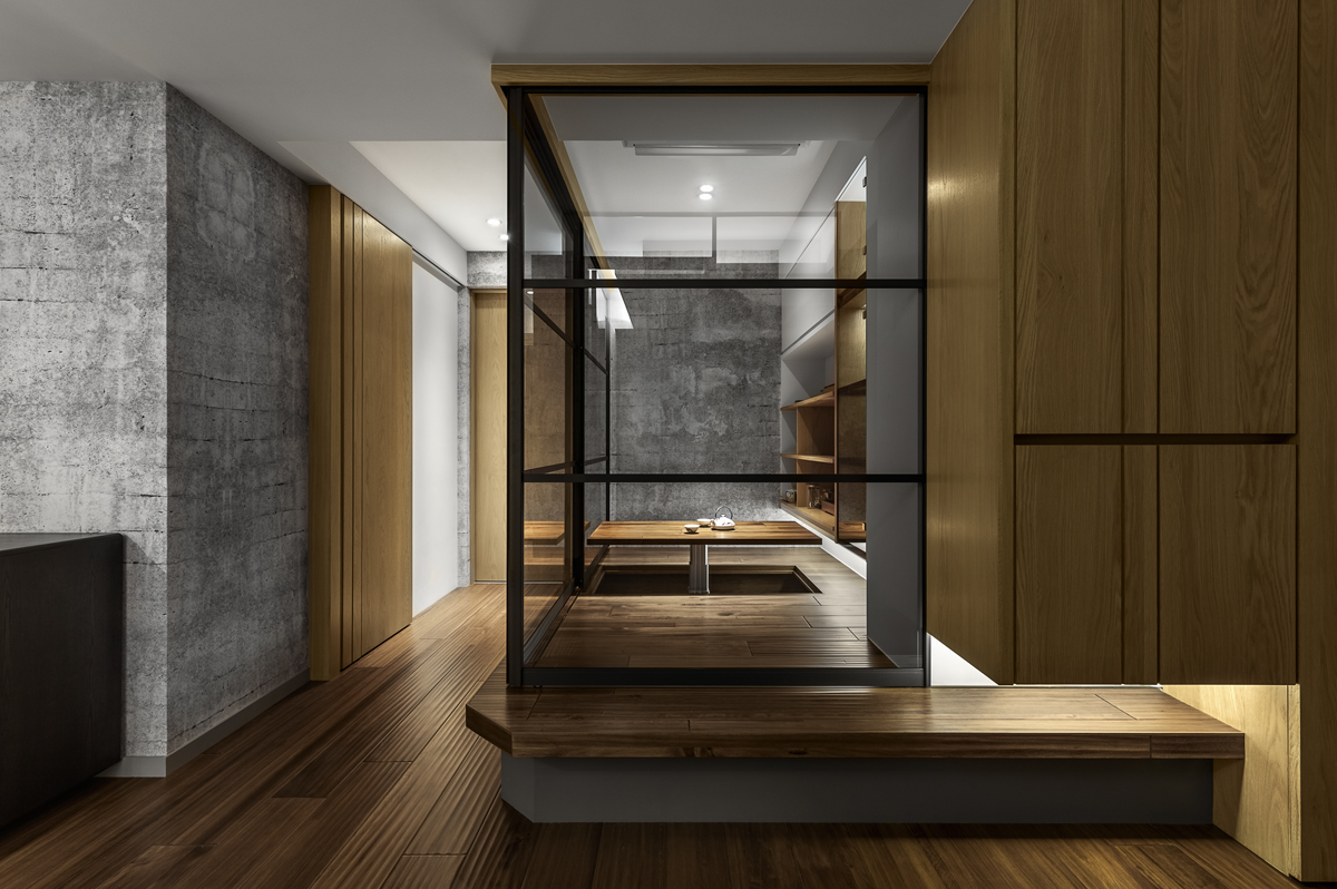 三房兩廳是大多數人能負擔得起的空間規格，透過空間設計整體規劃，採用低彩度的黑、白、灰色系做為空間色彩主調，展現不退流行的Chic Style。在色系選擇上，以具有放大空間效果的白色為主色調，在低彩度中融入溫潤自然木質元素，帶有溫度原木色從公共區域延伸至各房間，為空間注入原木色暖意。我們也善用線條的變化從電視牆到架高地坪切角，讓空間設計更饒富趣味，即便是位在房子中央，也能透過空間設計變得可開放可隱密，兼具多功能性。