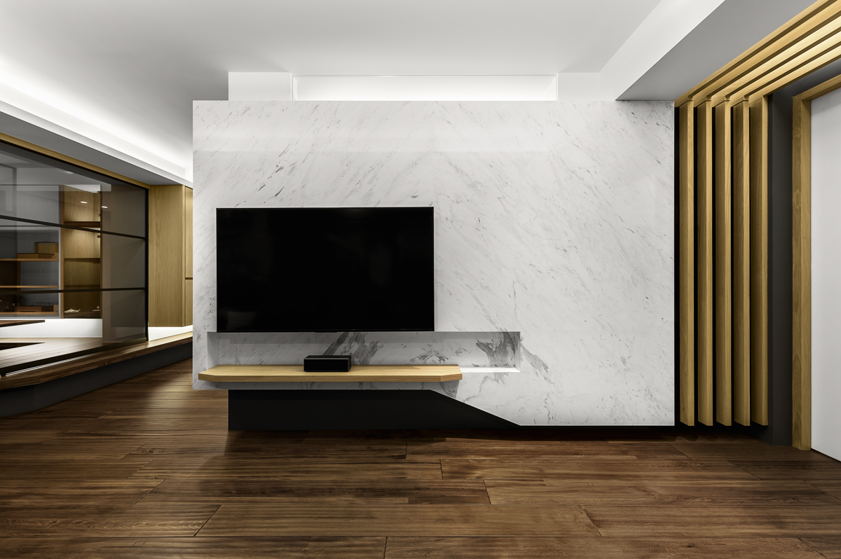 三房兩廳是大多數人能負擔得起的空間規格，透過空間設計整體規劃，採用低彩度的黑、白、灰色系做為空間色彩主調，展現不退流行的Chic Style。在色系選擇上，以具有放大空間效果的白色為主色調，在低彩度中融入溫潤自然木質元素，帶有溫度原木色從公共區域延伸至各房間，為空間注入原木色暖意。我們也善用線條的變化從電視牆到架高地坪切角，讓空間設計更饒富趣味，即便是位在房子中央，也能透過空間設計變得可開放可隱密，兼具多功能性。