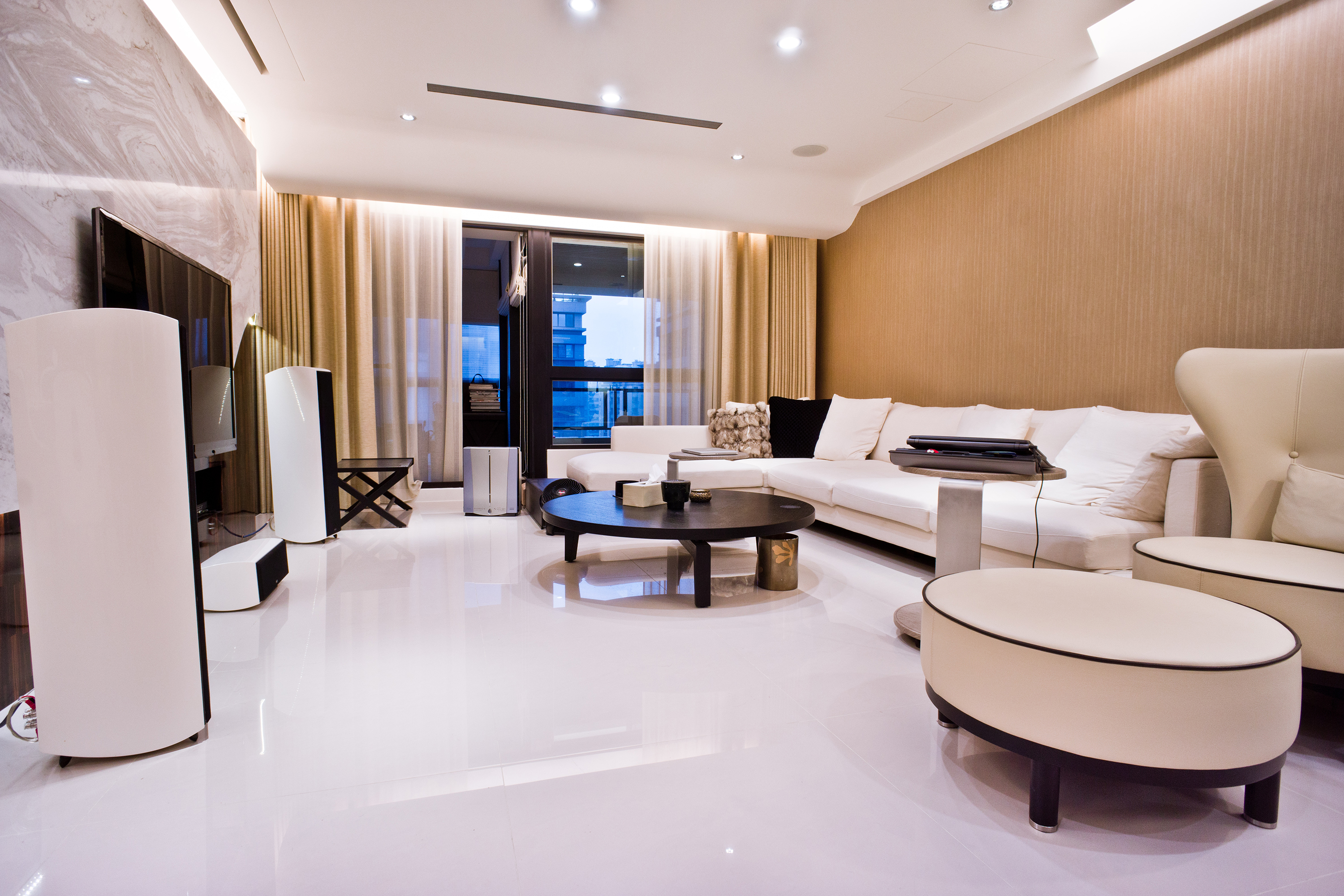 豪宅室內設計守則：高雅白淨色調的客廳