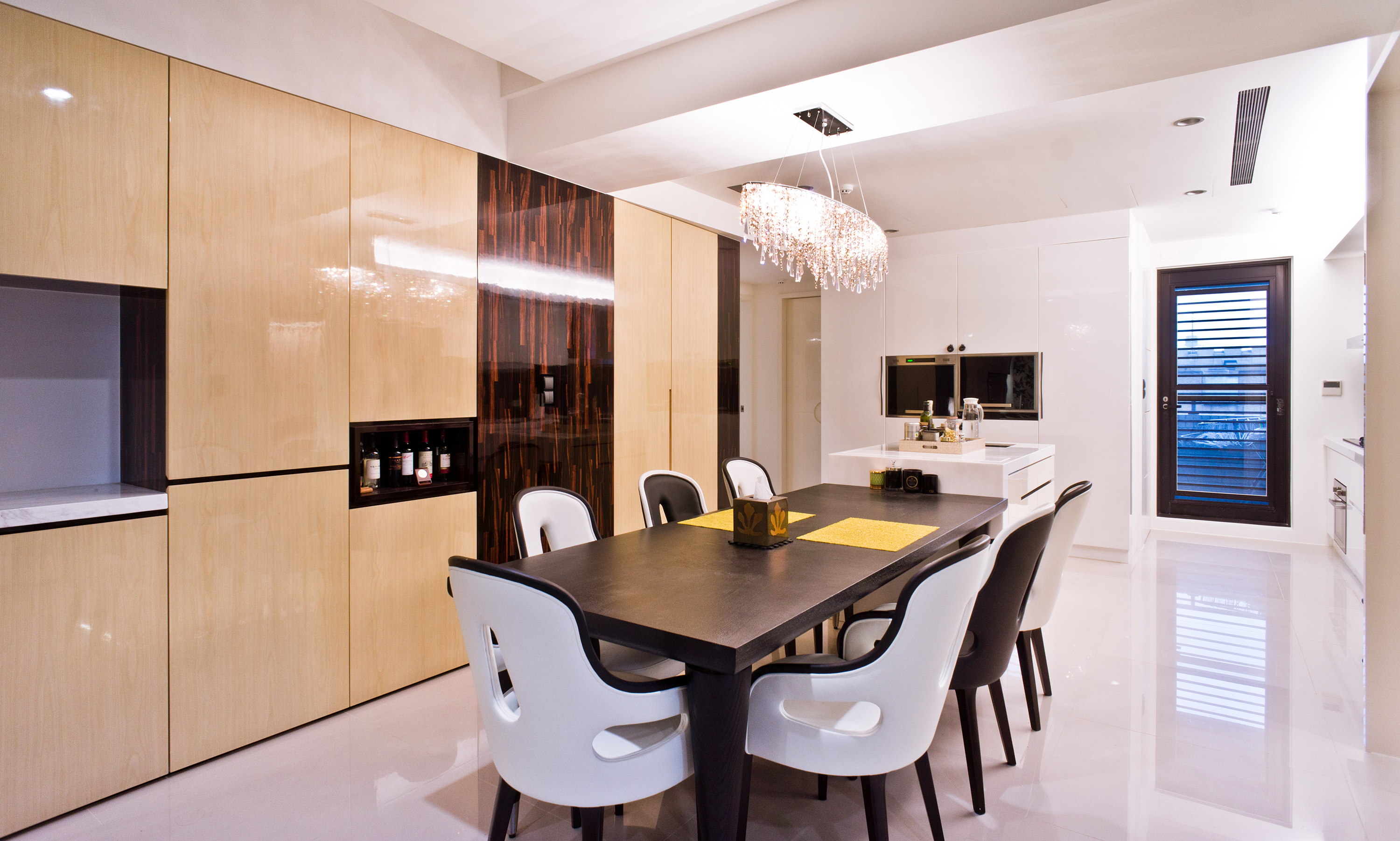 ”豪宅室內設計守則：雙色木皮變化餐廚區
