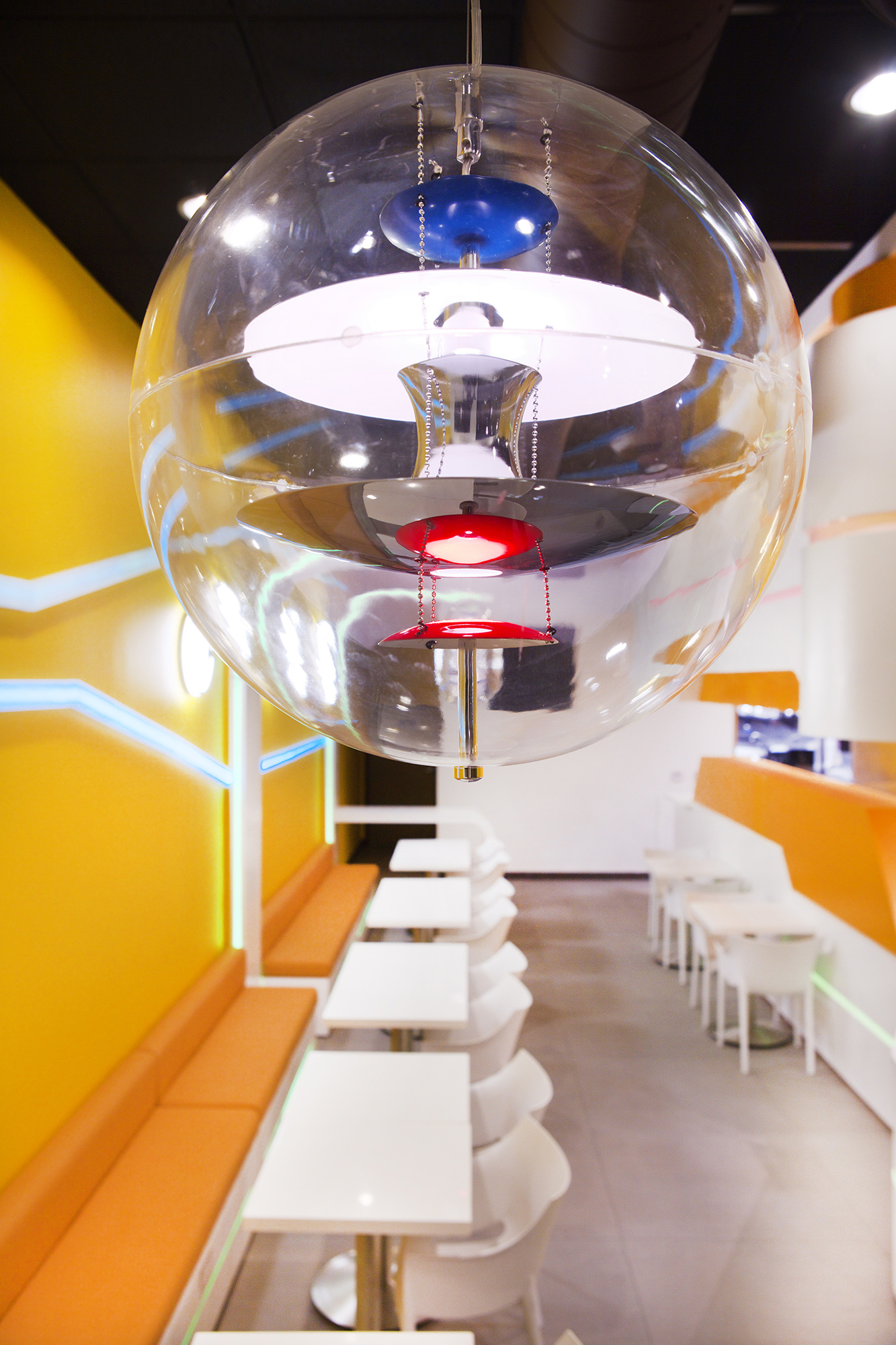 透明球體造型燈：懸掛於天花板，透明的外殼搭配複合材料，以借鑒傳統燈籠意象營造出現代美感。