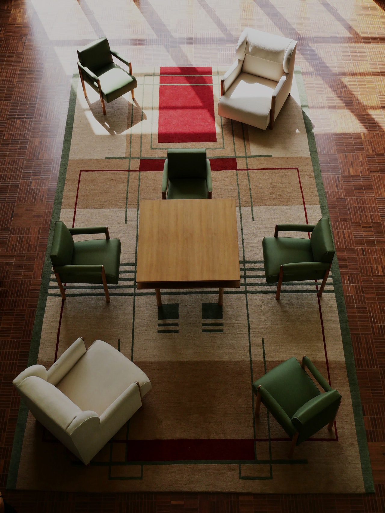 私人接待中心設計：舒適的房間，中央有一張桌子，周圍有椅子，非常適合聚會或會議。