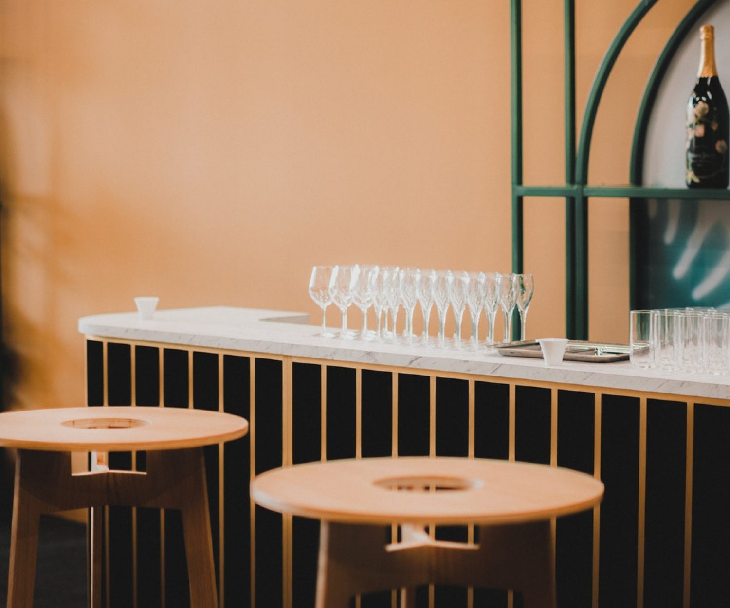 私人接待中心設計：以充滿設計感的凳子配合吧檯，營造出時尚的酒吧風格，提供放鬆優雅的接待氛圍。