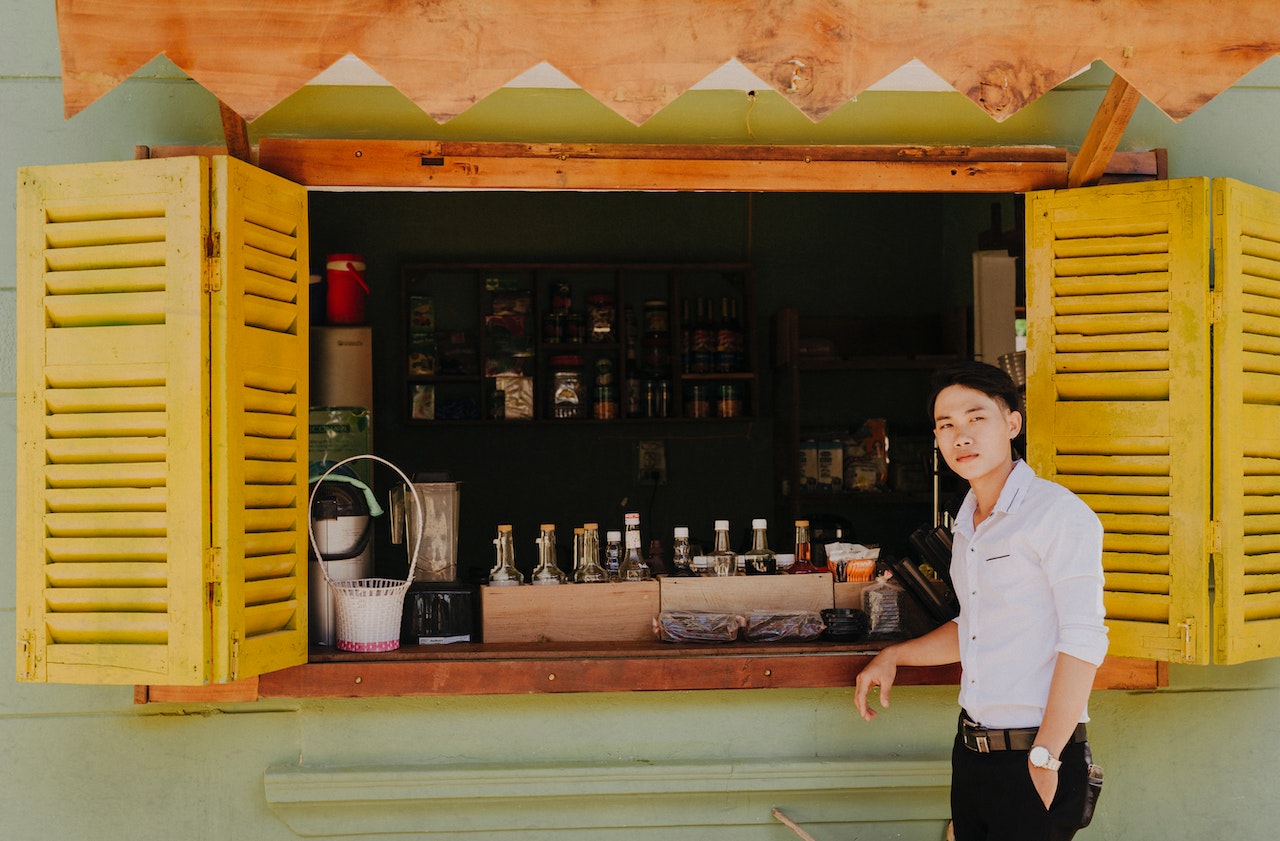 業主找到地點後才找室內設計師來規劃，通常已經進入免租期階段，免租期都是在一個月左右，快的的話，至少也要兩星期，但免租期過了一大半了，加上因為不夠專業，運氣差租到糟糕的店面，如漏水、電力不足、動線等，發生原因都是在簽約後才發現，沒辦法已經租了，找了室內設計師，租金追著跑設計又想辦法解決問題，裝修費用也提高，開店成本一直拉高，假設如果還沒租店前，就請設計師幫你幾家想租的店面做評估呢？是否結果就不同了。