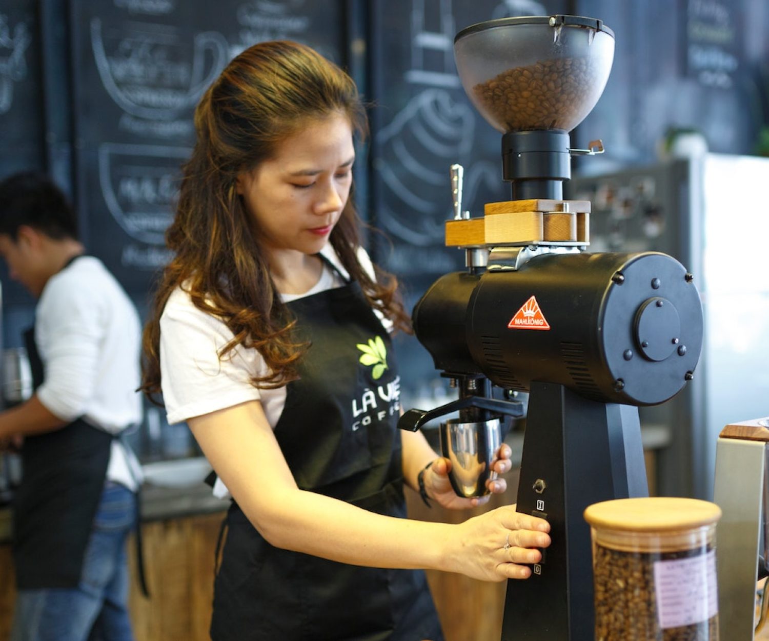 業主找到地點後才找室內設計師來規劃，通常已經進入免租期階段，免租期都是在一個月左右，快的的話，至少也要兩星期，但免租期過了一大半了，加上因為不夠專業，運氣差租到糟糕的店面，如漏水、電力不足、動線等，發生原因都是在簽約後才發現，沒辦法已經租了，找了室內設計師，租金追著跑設計又想辦法解決問題，裝修費用也提高，開店成本一直拉高，假設如果還沒租店前，就請設計師幫你幾家想租的店面做評估呢？是否結果就不同了。