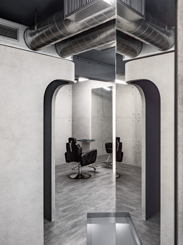 天空元素設計過不少的商業空間個案，當然少不了理髮廳，Elephant Salon Barber 是我們最近完成的作品，理髮廳的種類分很多，市場區分自然也不同，天空元素設計在品牌定位、客單價訂定及設計思維上都會給予不同的定義，這是設計之初就要與業主共通討論出來的課題，簡單說就是定位思考，空間設計的好壞，會影響客單價及品牌價值，所以空間設計不只是協助空間設計而已，也必須融入市場考量，因為盈利對於商業空間來說非常重要，室內設計價值便是在這。