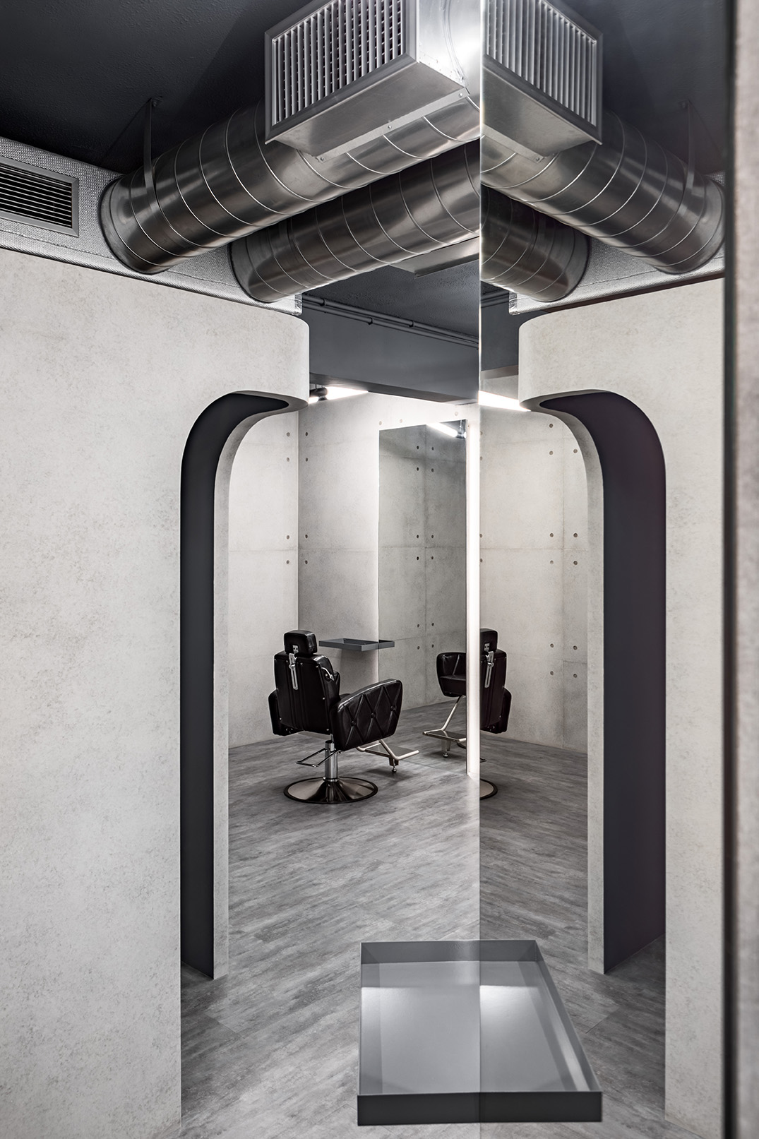 天空元素設計過不少的商業空間個案，當然少不了理髮廳，Elephant Salon Barber 是我們最近完成的作品，理髮廳的種類分很多，市場區分自然也不同，天空元素設計在品牌定位、客單價訂定及設計思維上都會給予不同的定義，這是設計之初就要與業主共通討論出來的課題，簡單說就是定位思考，空間設計的好壞，會影響客單價及品牌價值，所以空間設計不只是協助空間設計而已，也必須融入市場考量，因為盈利對於商業空間來說非常重要，室內設計價值便是在這。