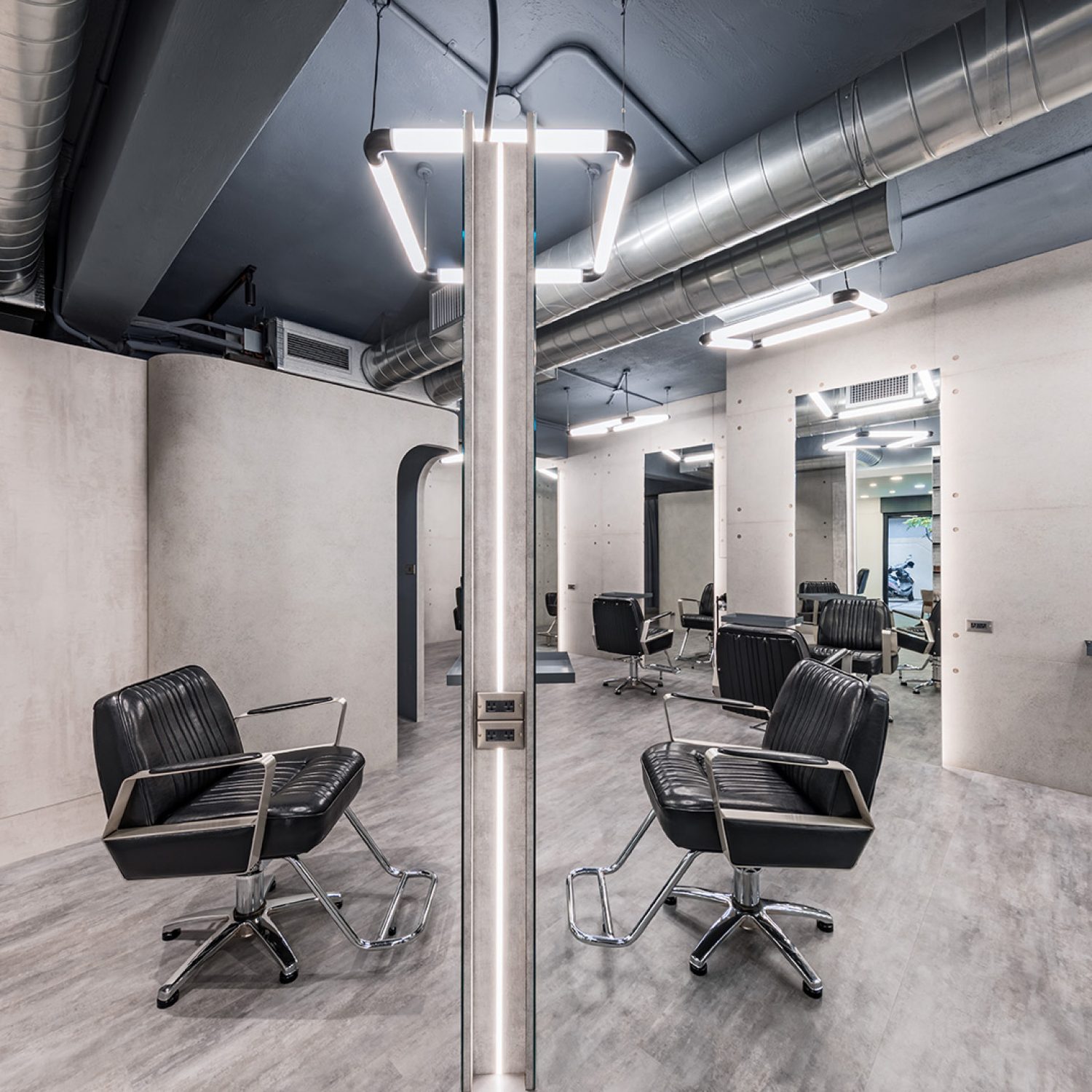 天空元素設計過不少的商業空間個案，當然少不了理髮廳，Elephant Salon Barber 是我們最近完成的作品，理髮廳的種類分很多，市場區分自然也不同，天空元素設計在品牌定位、客單價訂定及設計思維上都會給予不同的定義，這是設計之初就要與業主共通討論出來的課題，簡單說就是定位思考，空間設計的好壞，會影響客單價及品牌價值，所以空間設計不只是協助空間設計而已，也必須融入市場考量，因為盈利對於商業空間來說非常重要，室內設計價值便是在這。