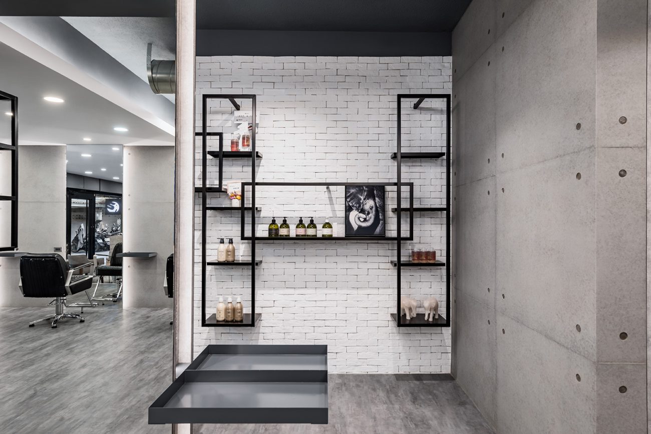 天空元素設計過不少的商業空間個案，當然少不了理髮廳，Elephant Salon Barber 是我們最近完成的作品，理髮廳的種類分很多，市場區分自然也不同，天空元素設計在品牌定位、客單價訂定及設計思維上都會給予不同的定義，這是設計之初就要與業主共通討論出來的課題，簡單說就是定位思考，空間設計的好壞，會影響客單價及品牌價值，所以空間設計不只是協助空間設計而已，也必須融入市場考量，因為盈利對於商業空間來說非常重要，室內設計價值便是在這。