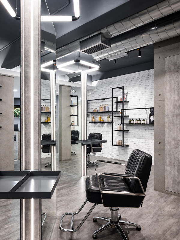 天空元素設計過不少的商業空間個案，當然少不了理髮廳，Elephant Salon Barber 是我們最近完成的作品，理髮廳的種類分很多，市場區分自然也不同，天空元素設計在品牌定位、客單價訂定及設計思維上都會給予不同的定義，這是設計之初就要與業主共通討論出來的課題，簡單說就是定位思考，空間設計的好壞，會影響客單價及品牌價值，所以空間設計不只是協助空間設計而已，也必須融入市場考量，因為盈利對於商業空間來說非常重要，室內設計價值便是在這。