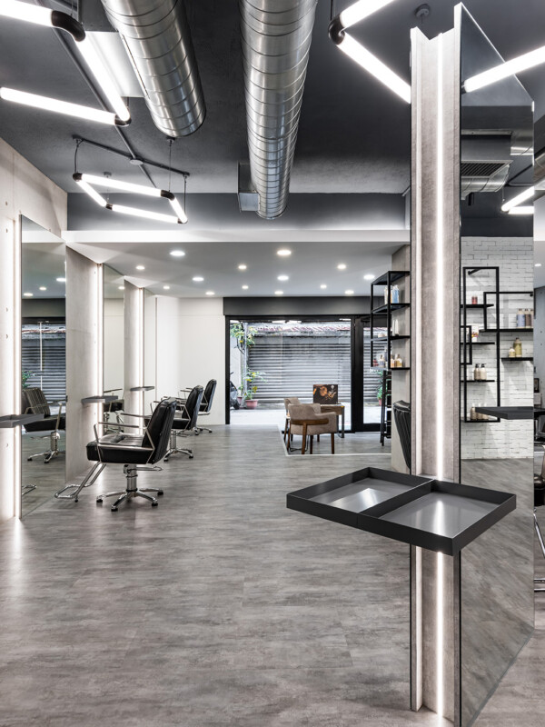 天空元素設計過不少的商業空間個案，當然少不了理髮廳，Elephant Salon Barber 是我們最近完成的作品，理髮廳的種類分很多，市場區分自然也不同，天空元素設計在品牌定位、客單價訂定及設計思維上都會給予不同的定義，這是設計之初就要與業主共通討論出來的課題，簡單說就是定位思考，空間設計的好壞，會影響客單價及品牌價值，所以空間設計不只是協助空間設計而已，也必須融入市場考量，因為盈利對於商業空間來說非常重要，室內設計價值便是在這。