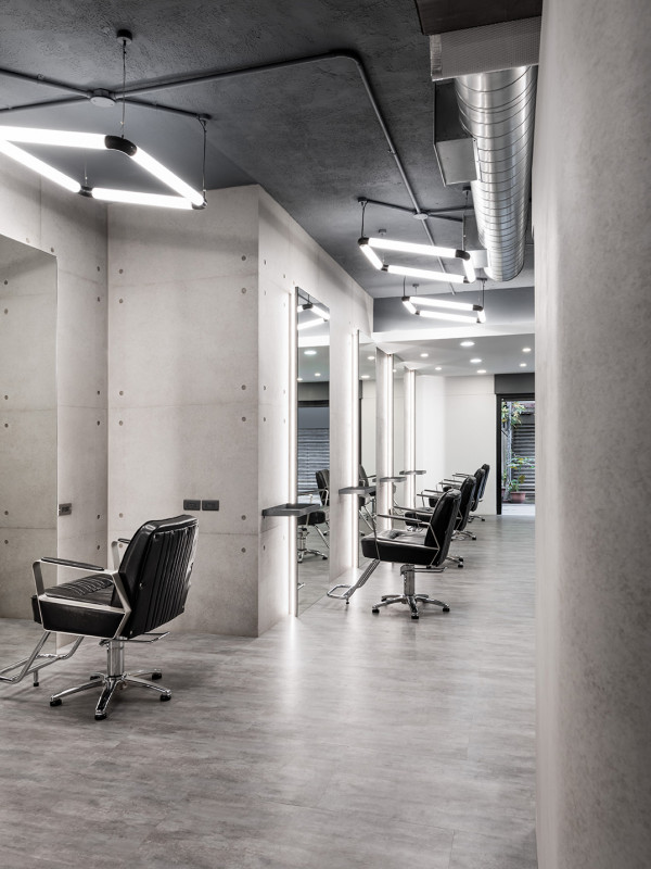 天空元素設計過不少的商業空間個案，當然少不了理髮廳，Elephant Salon Barber 是我們最近完成的作品，理髮廳的種類分很多，市場區分自然也不同，天空元素設計在品牌定位、客單價訂定及設計思維上都會給予不同的定義，這是設計之初就要與業主共通討論出來的課題，簡單說就是定位思考，空間設計的好壞，會影響客單價及品牌價值，所以空間設計不只是協助空間設計而已，也必須融入市場考量，因為盈利對於商業空間來說非常重要，室內設計價值便是在這。