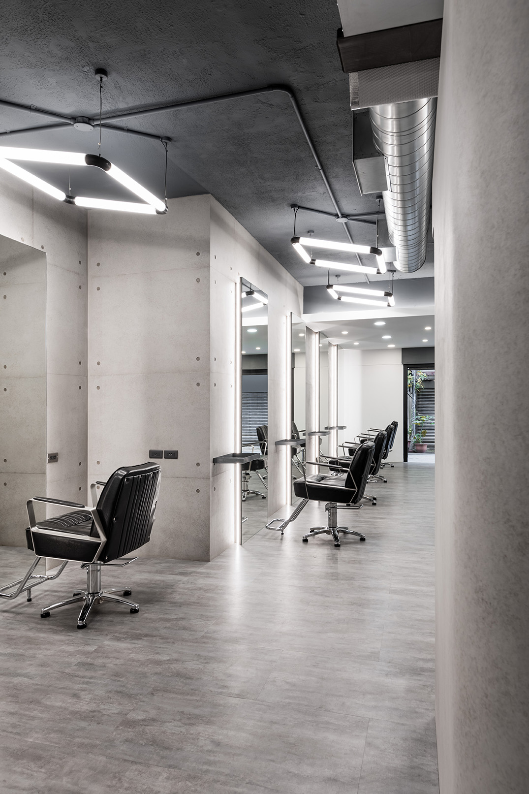 天空元素設計過不少的商業空間個案，當然少不了理髮廳，Elephant Salon Barber 是我們最近完成的作品，理髮廳的種類分很多，市場區分自然也不同，天空元素設計在品牌定位、客單價訂定及設計思維上都會給予不同的定義，這是設計之初就要與業主共通討論出來的課題，簡單說就是定位思考，空間設計的好壞，會影響客單價及品牌價值，所以空間設計不只是協助空間設計而已，也必須融入市場考量，因為盈利對於商業空間來說非常重要，室內設計價值便是在這。