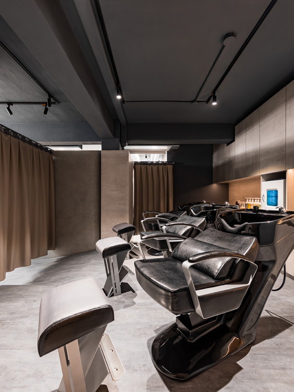 天空元素設計過不少的商業空間個案，當然少不了理髮廳，Elephant Salon Barber 是我們最近完成的作品，理髮廳的種類分很多，市場區分自然也不同，天空元素設計在品牌定位、客單價訂定及設計思維上都會給予不同的定義，這是設計之初就要與業主共通討論出來的課題，簡單說就是定位思考，空間設計的好壞，會影響客單價及品牌價值，所以空間設計不只是協助空間設計而已，也必須融入市場考量，因為盈利對於商業空間來說非常重要，室內設計價值便是在這。