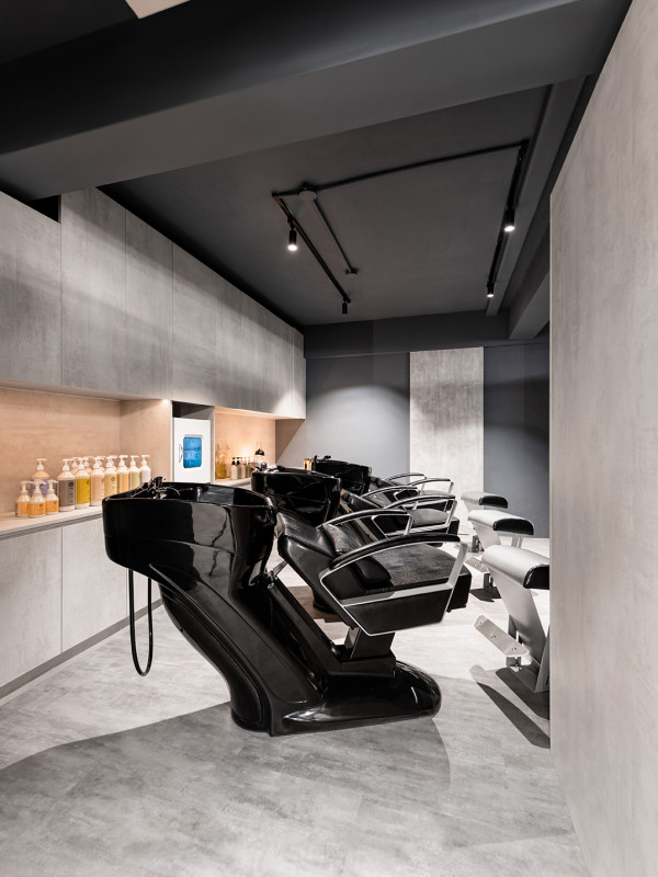 天空元素設計過不少的商業空間個案，當然少不了理髮廳，Elephant Salon Barber 是我們最近完成的作品，理髮廳的種類分很多，市場區分自然也不同，天空元素設計在品牌定位、客單價訂定及設計思維上都會給予不同的定義，這是設計之初就要與業主共通討論出來的課題，簡單說就是定位思考，空間設計的好壞，會影響客單價及品牌價值，所以空間設計不只是協助空間設計而已，也必須融入市場考量，因為盈利對於商業空間來說非常重要，室內設計價值便是在這。