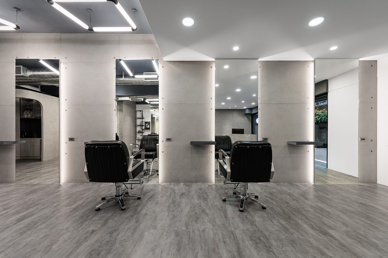 天空元素設計過不少的商業空間個案，當然少不了理髮廳，Elephant Salon Barber 是我們最近完成的作品，理髮廳的種類分很多，市場區分自然也不同，天空元素設計在品牌定位、客單價訂定及設計思維上都會給予不同的定義，這是設計之初就要與業主共通討論出來的課題，簡單說就是定位思考，空間設計的好壞，會影響客單價及品牌價值，所以空間設計不只是協助空間設計而已，也必須融入市場考量，因為盈利對於商業空間來說非常重要，室內設計價值便是在這。