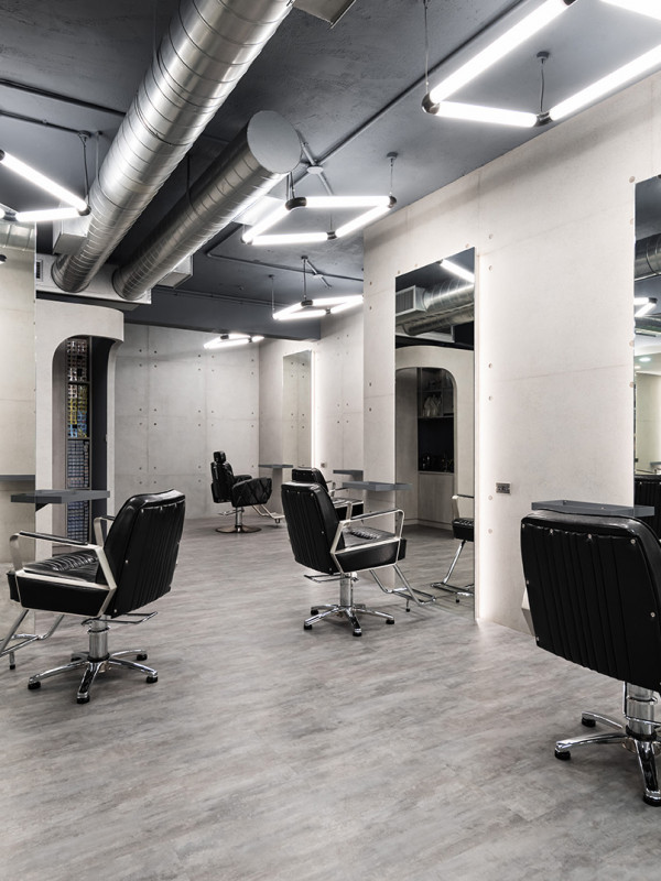 天空元素設計過不少的商業空間個案，當然少不了理髮廳，Elephant Salon Barber 是我們最近完成的作品，理髮廳的種類分很多，市場區分自然也不同，天空元素設計在品牌定位、客單價訂定及設計思維上都會給予不同的定義，這是設計之初就要與業主共通討論出來的課題，簡單說就是定位思考，空間設計的好壞，會影響客單價及品牌價值，所以空間設計不只是協助空間設計而已，也必須融入市場考量，因為盈利對於商業空間來說非常重要，室內設計價值便是在這。