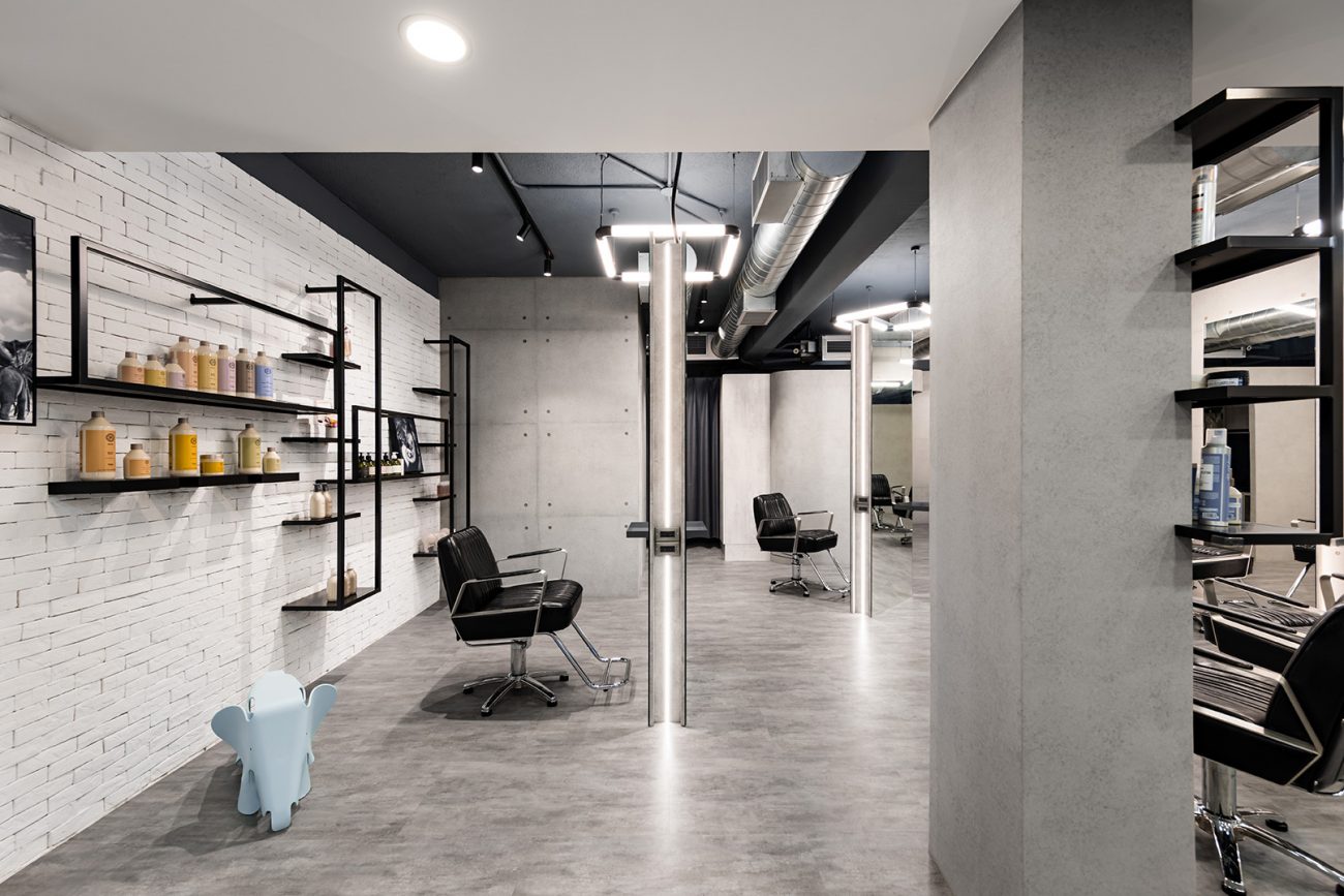 天空元素設計過不少的商業空間個案，當然少不了理髮廳，Elephant Salon Barber 是我們最近完成的作品，理髮廳的種類分很多，市場區分自然也不同，天空元素設計在品牌定位、客單價訂定及設計思維上都會給予不同的定義，這是設計之初就要與業主共通討論出來的課題，簡單說就是定位思考，空間設計的好壞，會影響客單價及品牌價值，所以空間設計不只是協助空間設計而已，也必須融入市場考量，因為盈利對於商業空間來說非常重要，室內設計價值便是在這。