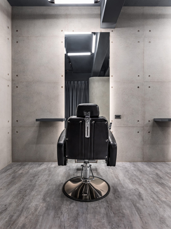 天空元素設計過不少的商業空間個案，當然少不了理髮廳，Elephant Salon Barber 是我們最近完成的作品，理髮廳的種類分很多，市場區分自然也不同，天空元素設計在品牌定位、客單價訂定及設計思維上都會給予不同的定義，這是設計之初就要與業主共通討論出來的課題，簡單說就是定位思考，空間設計的好壞，會影響客單價及品牌價值，所以空間設計不只是協助空間設計而已，也必須融入市場考量，因為盈利對於商業空間來說非常重要，室內設計價值便是在這。